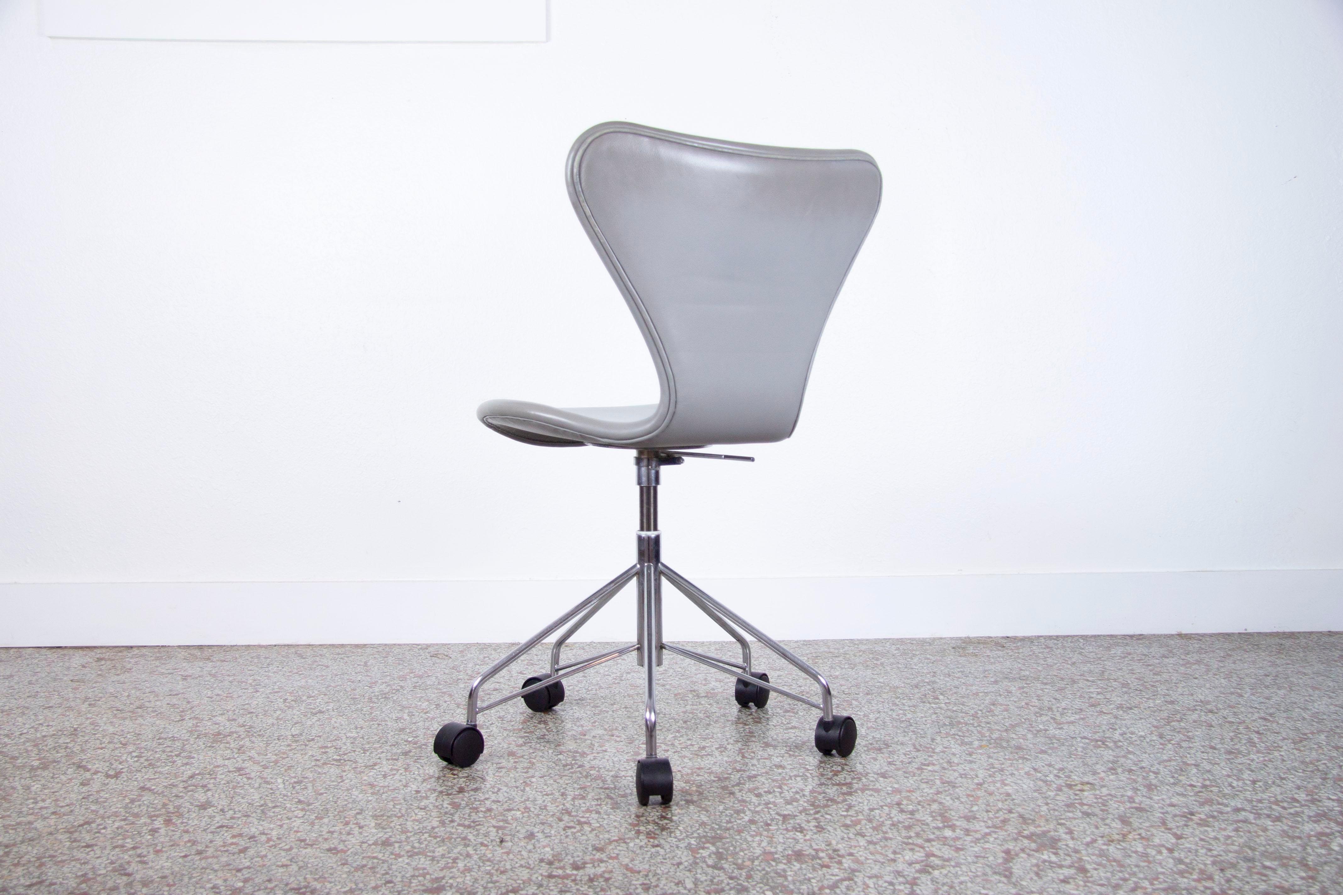 Arne Jacobsen Model 3117 Series 7 Fully Upholstered Desk Chair in Grey Leather 4