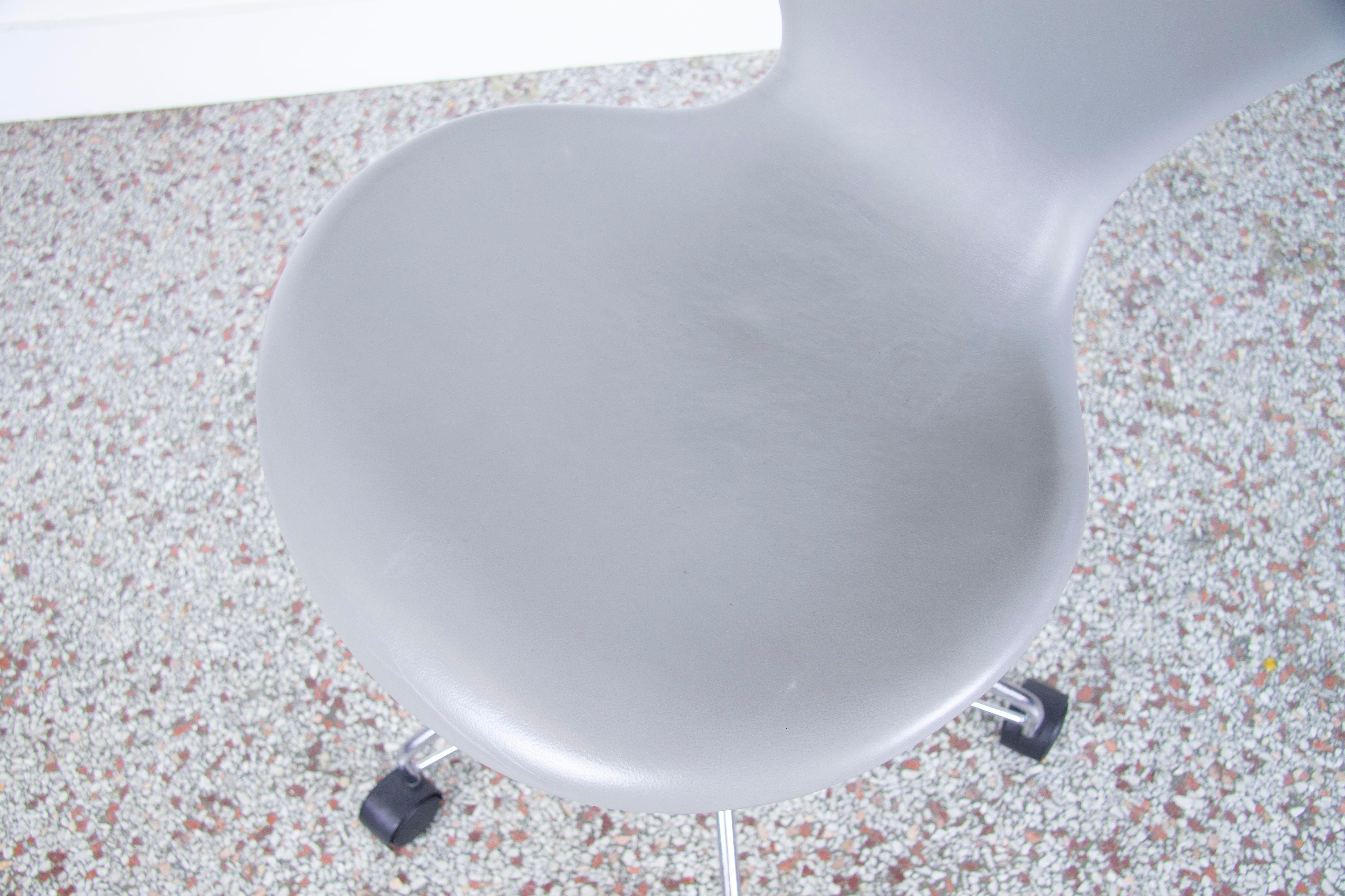 Mid-Century Modern Arne Jacobsen Model 3117 Series 7 Fully Upholstered Desk Chair in Grey Leather