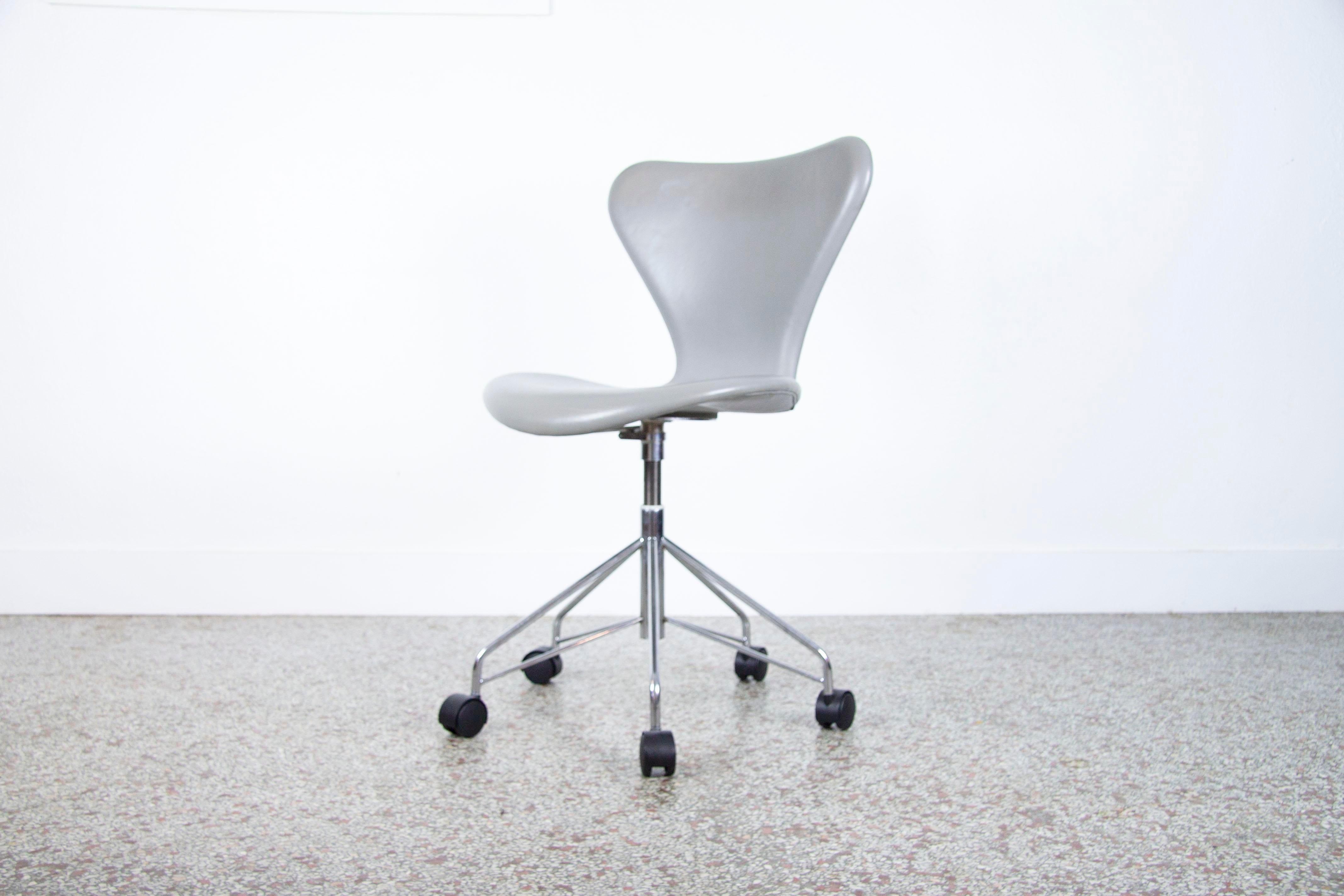 Danish Arne Jacobsen Model 3117 Series 7 Fully Upholstered Desk Chair in Grey Leather