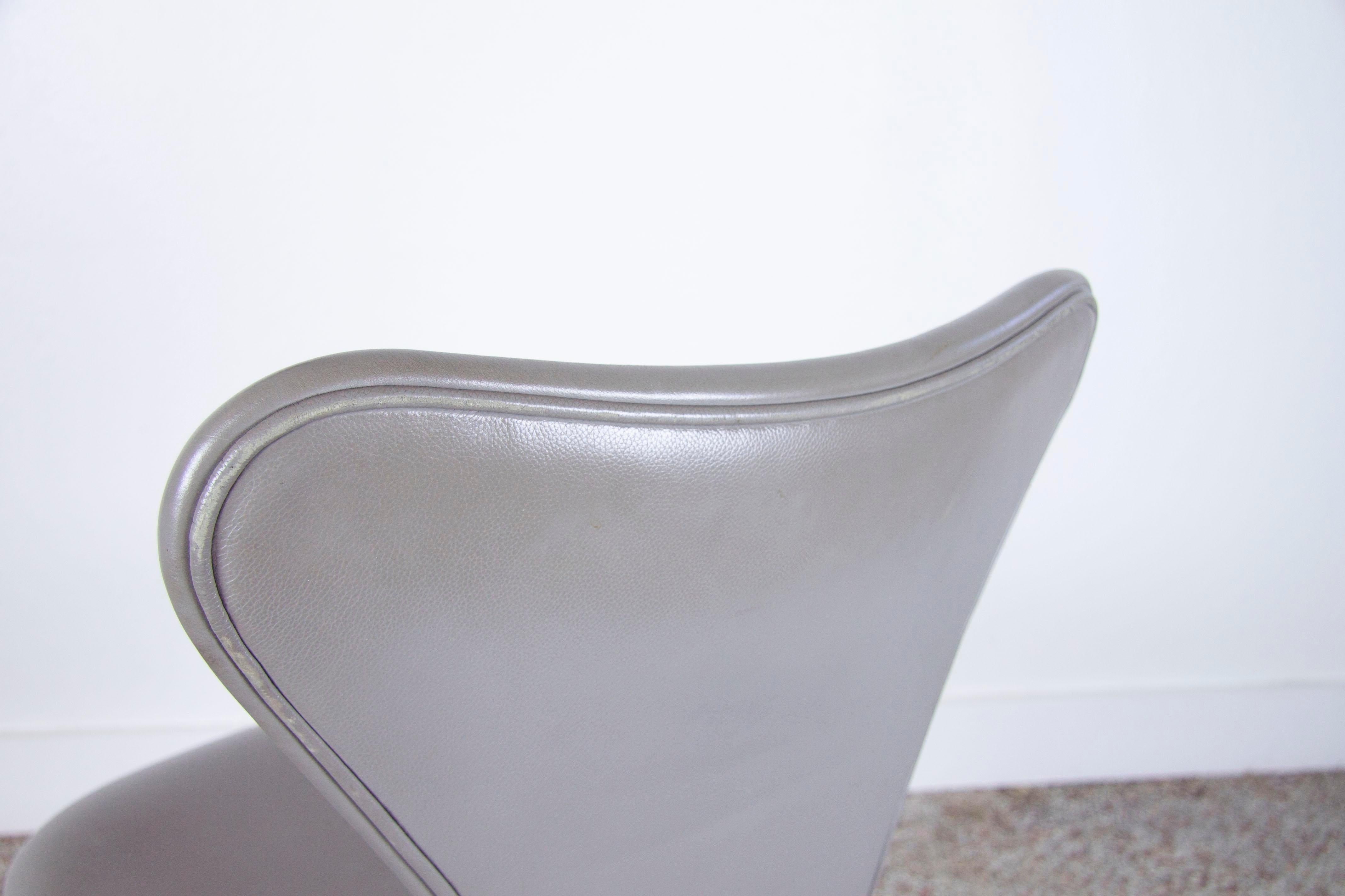 Arne Jacobsen Model 3117 Series 7 Fully Upholstered Desk Chair in Grey Leather In Good Condition In Fort Lauderdale, FL