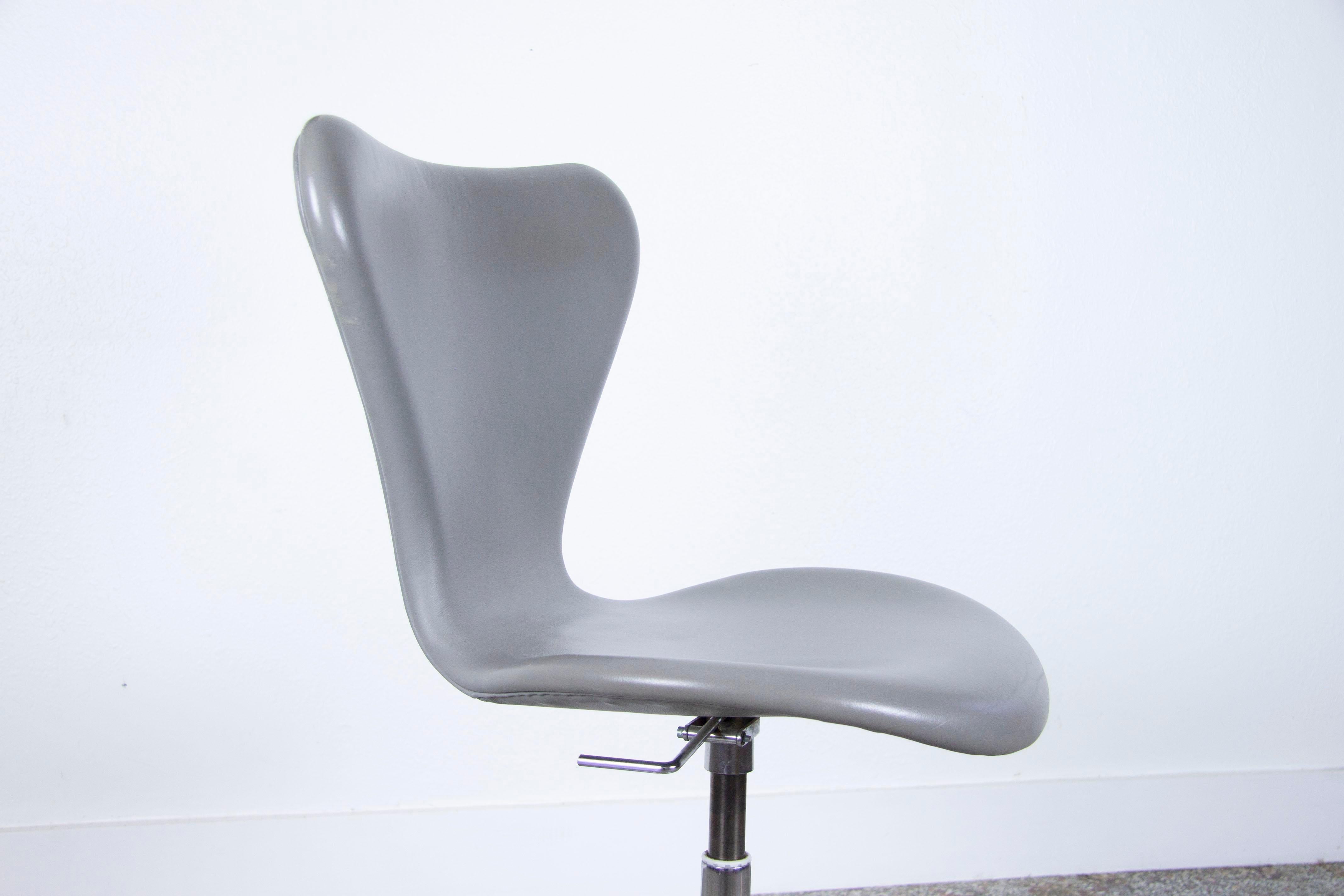 Contemporary Arne Jacobsen Model 3117 Series 7 Fully Upholstered Desk Chair in Grey Leather
