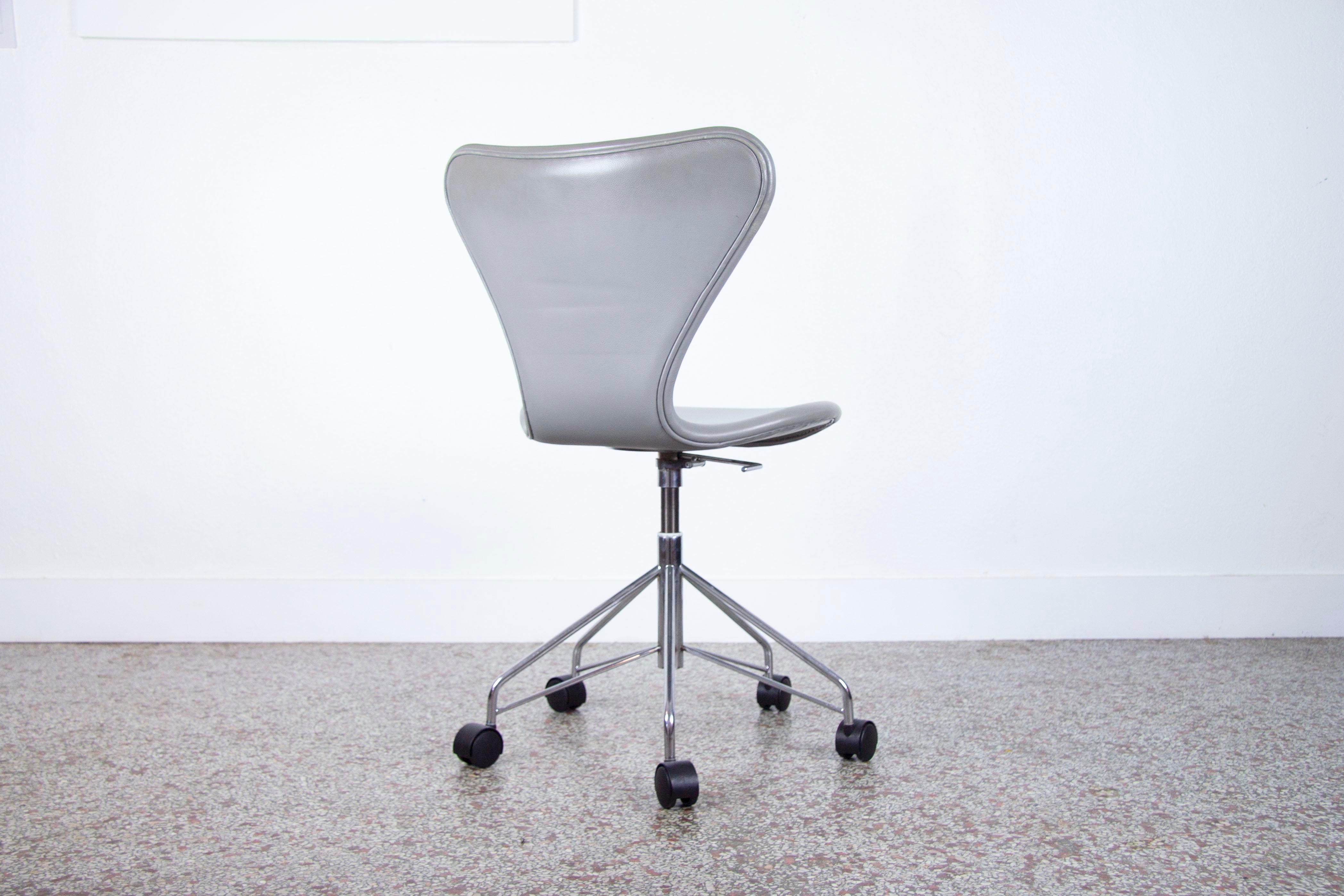 Arne Jacobsen Model 3117 Series 7 Fully Upholstered Desk Chair in Grey Leather 1