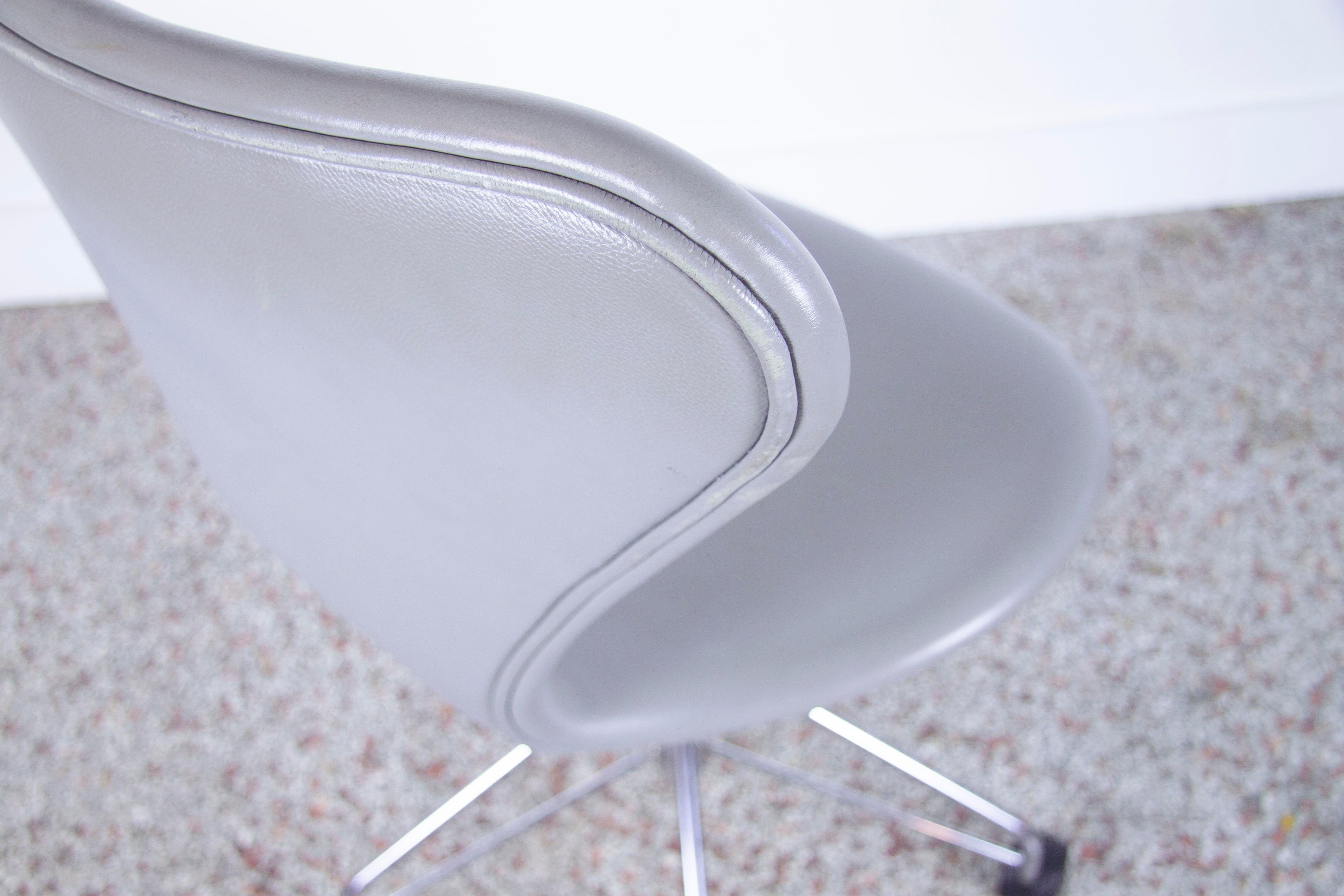Arne Jacobsen Model 3117 Series 7 Fully Upholstered Desk Chair in Grey Leather 2