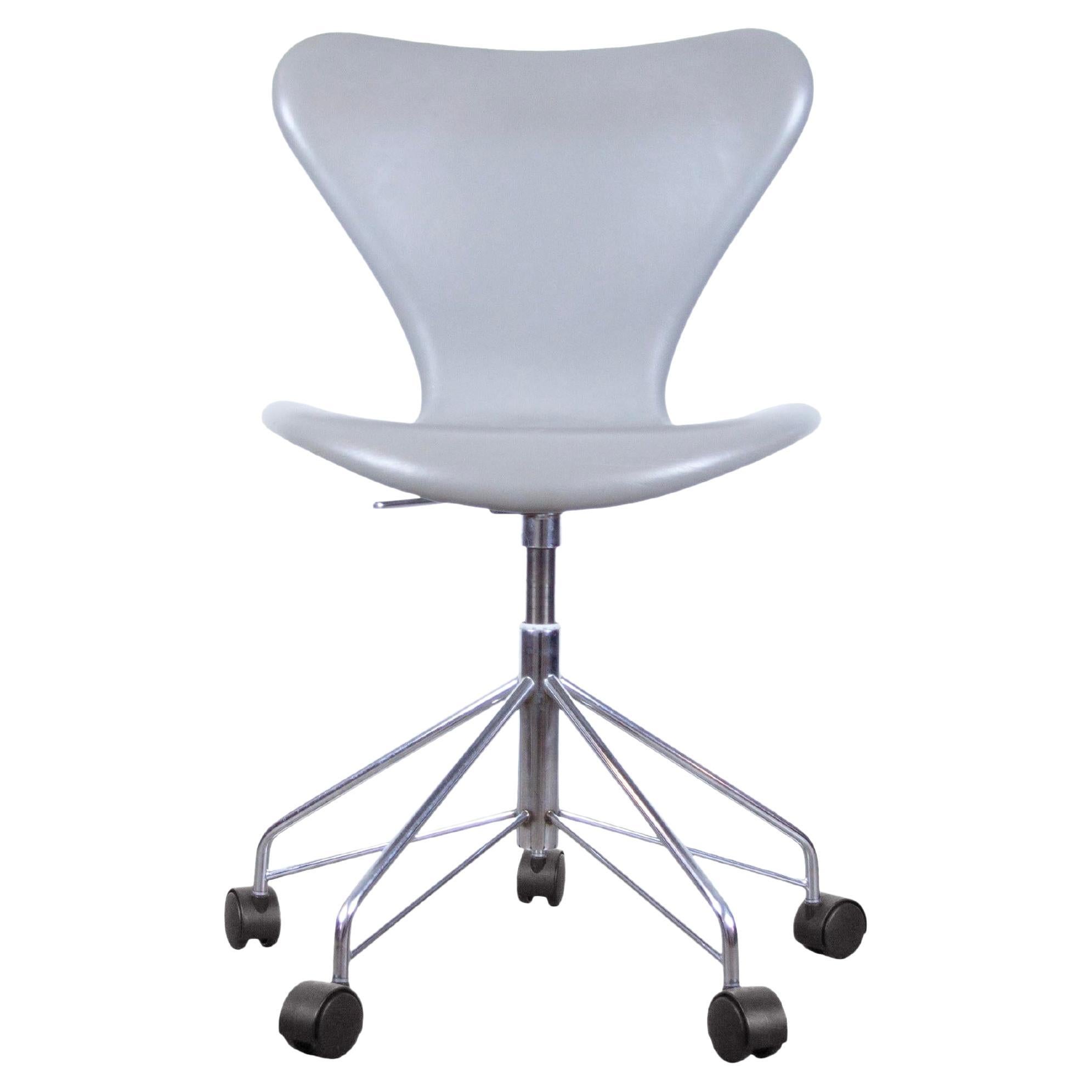 Arne Jacobsen Model 3117 Series 7 Fully Upholstered Desk Chair in Grey Leather