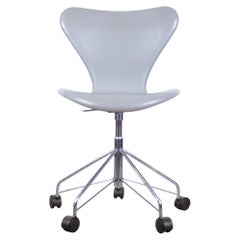 Arne Jacobsen Model 3117 Series 7 Fully Upholstered Desk Chair in Grey Leather