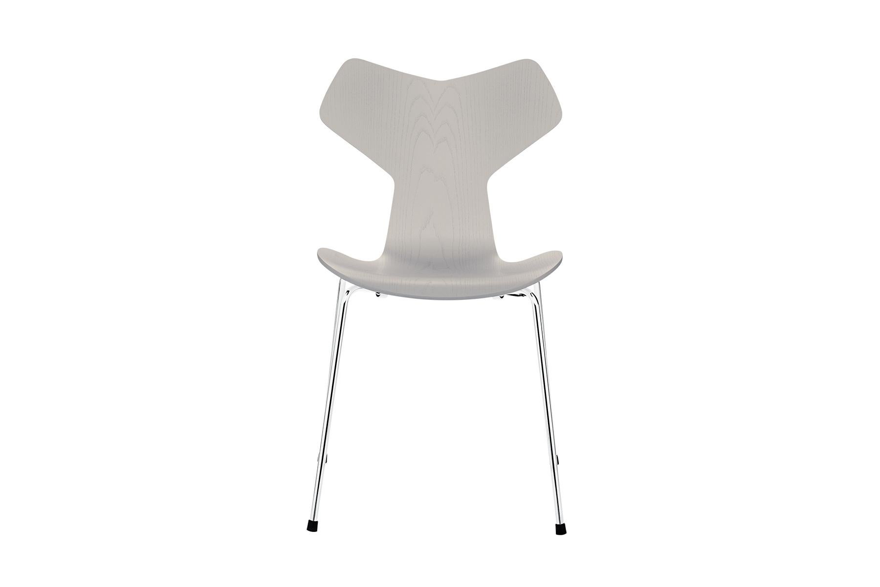 La chaise Grand Prix a été présentée par Fritz Hansen lors de l'exposition de printemps des designers au Musée danois d'art et de design de Copenhague, en 1957. Plus tard dans l'année, la chaise a été exposée à la Triennale de Milan où elle a reçu