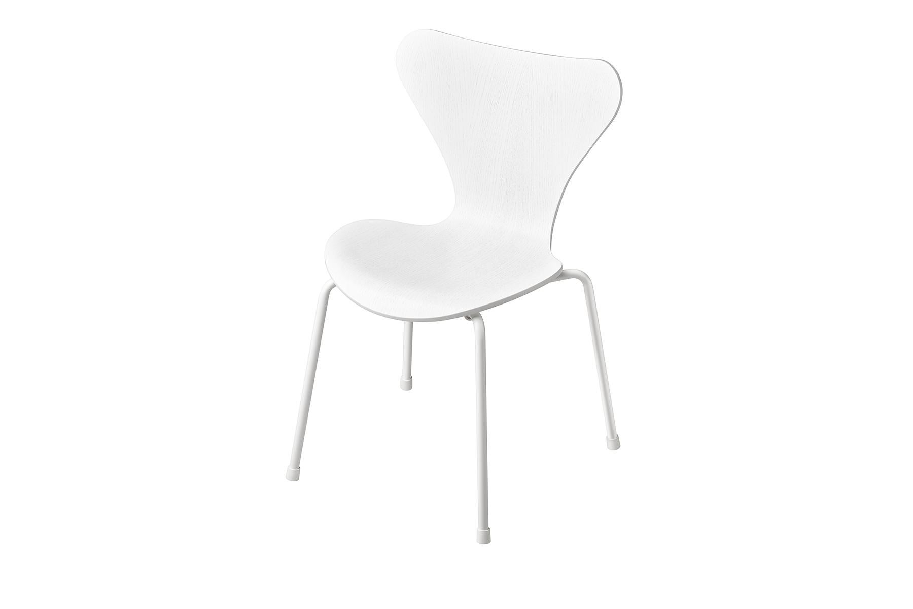 Le design intemporel n'a pas d'âge - explorez l'adorable fauteuil pour enfants de la Série 7™. La chaise empilable à quatre pieds, également connue sous le nom de Série 7, représente l'aboutissement de la technique de stratification. Le visionnaire