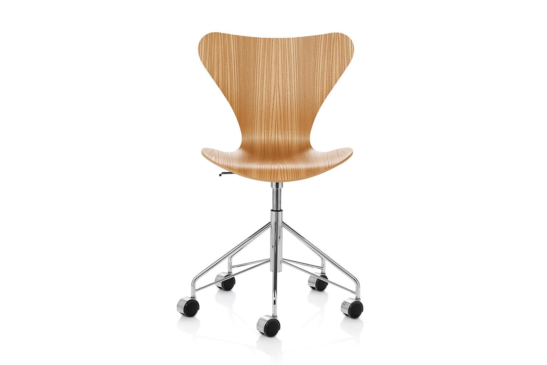 Explore the iconic Series 7 chair with a functional swivel base. The four-legged stackable chair represents the culmination of the lamination technique. The visionary Arne Jacobsen exploited the possibilities of lamination to perfection resulting in