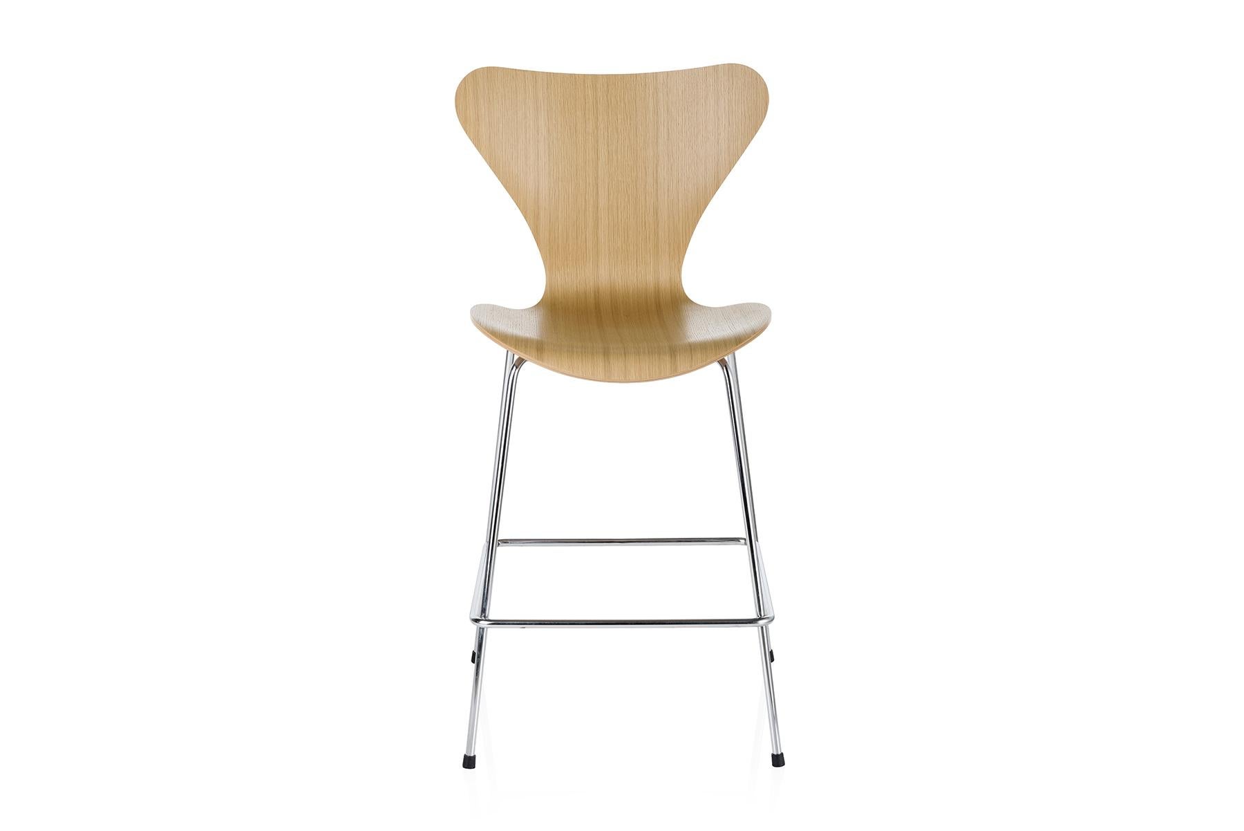 Le tabouret de bar Series 7 est une extension belle, fonctionnelle et urbaine de la chaise classique Series 7 conçue par Arne Jacobsen en 1955. Cette chaise est de loin la plus vendue de l'histoire de Fritz Hansen et peut-être aussi de l'histoire du