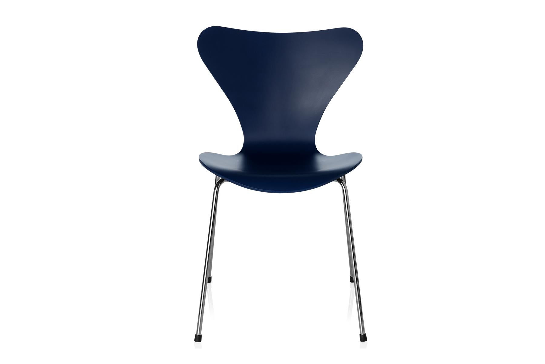 The four-legged stackable chair represents the culmination of the lamination technique. The visionary Arne Jacobsen exploited the possibilities of lamination to perfection resulting in the iconic shape of the chair. Series 7™ represents the chair in