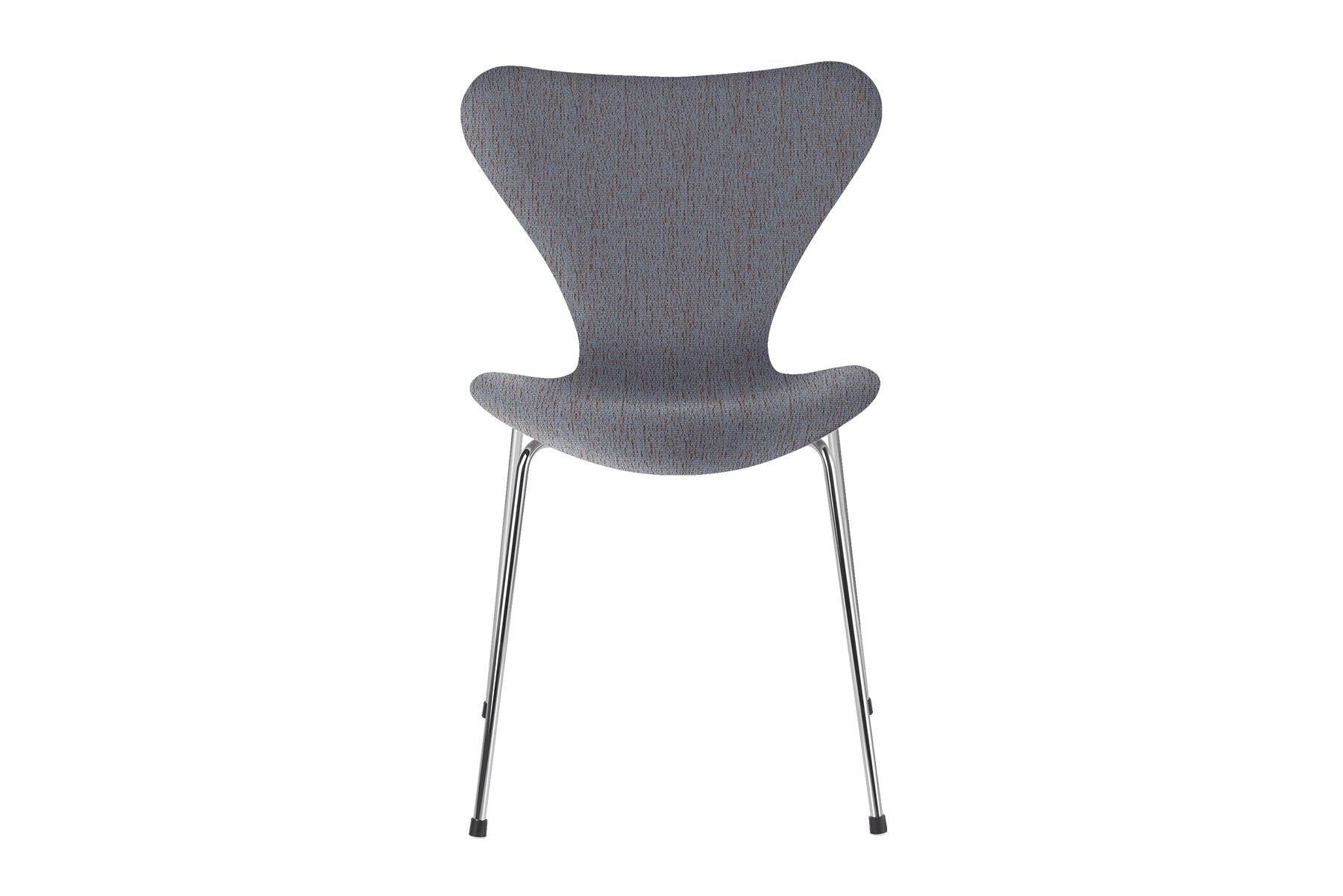 Der vierbeinige, stapelbare Stuhl stellt die Krönung der Laminiertechnik dar. Der Visionär Arne Jacobsen nutzte die Möglichkeiten des Laminierens bis zur Perfektion aus und schuf so die ikonische Form des Stuhls. Die Serie 7 ist der Stuhl in der