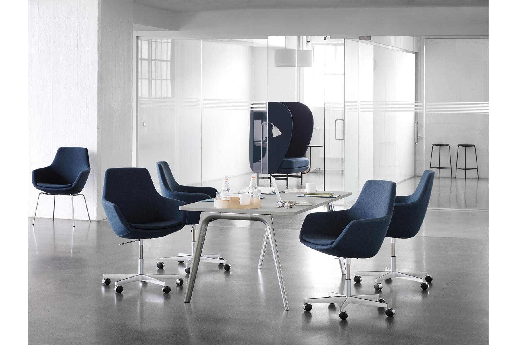 Arne Jacobsen Modello 3201 Piccola Giraffa In condizioni Nuovo in vendita a Berkeley, CA