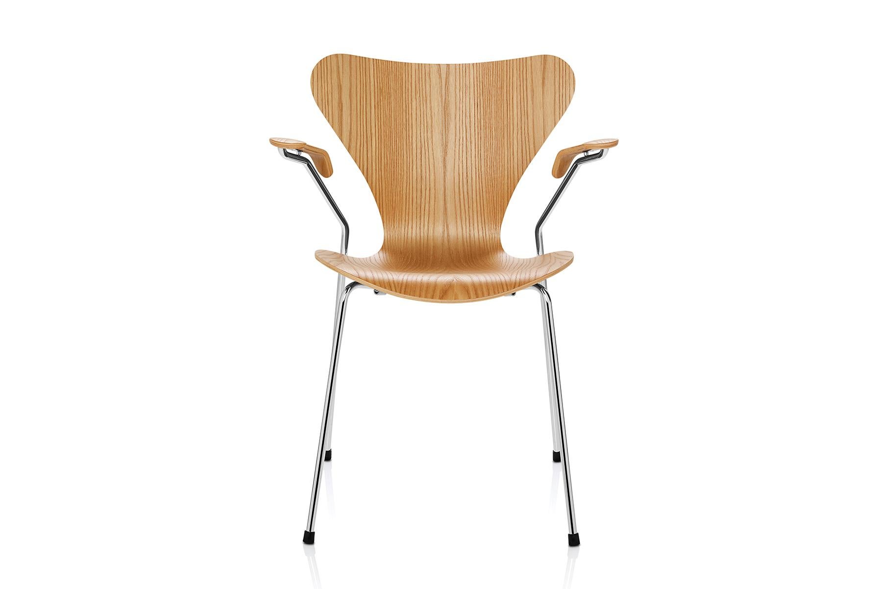 The Series 7 designed by Arne Jacobsen is one of the most iconic chairs in the history of Fritz Hansen and perhaps also in furniture history. The pressure molded veneer chair is a further development of the classic Ant chair.