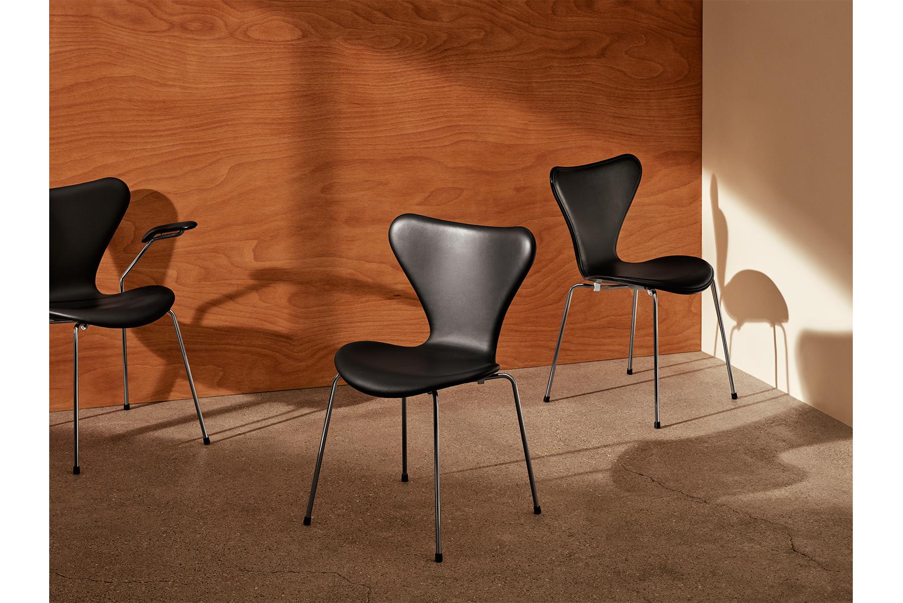 Mid-Century Modern Arne Jacobsen Model 3207 Fully Upholstered For Sale