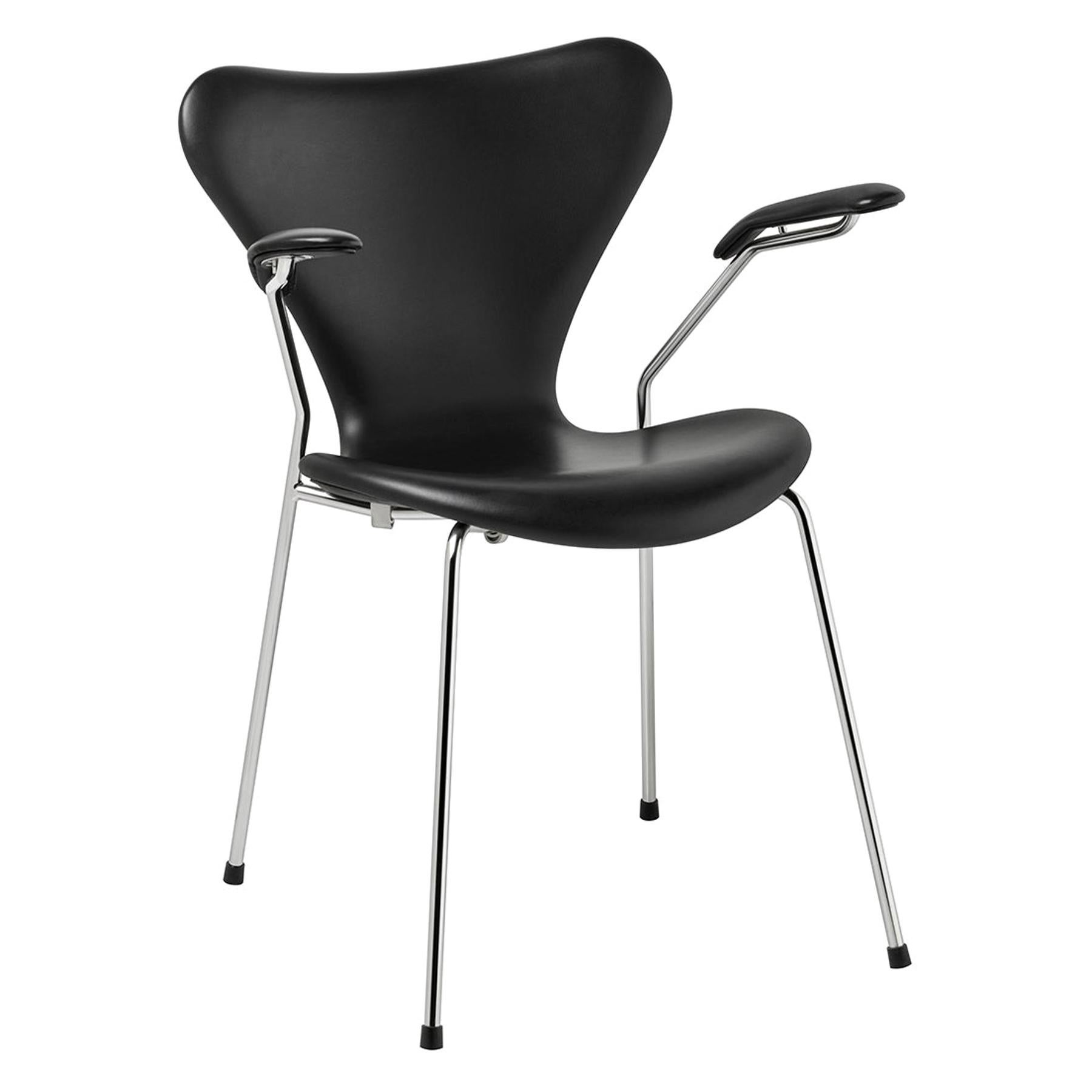 Modell 3207 von Arne Jacobsen, voll gepolstert