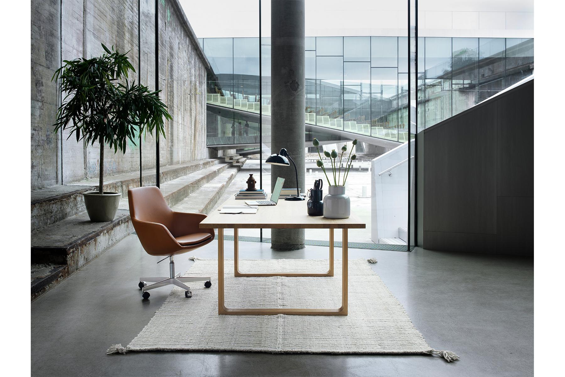 The Giraffe which earned its name because of its high backrest, dates back to 1959. Arne Jacobsen is the designer behind this beauty, and it was part of his total design of SAS Royal Hotel in Copenhagen. Jacobsen played around with the Giraffe and