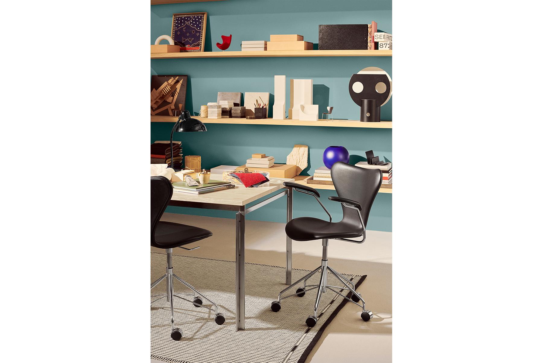 Découvrez la chaise classique de la série 7 d'Arne Jacobsen avec une base pivotante et une coque en laque transparente. La chaise empilable à quatre pieds représente l'aboutissement de la technique de stratification. Le visionnaire Arne Jacobsen a