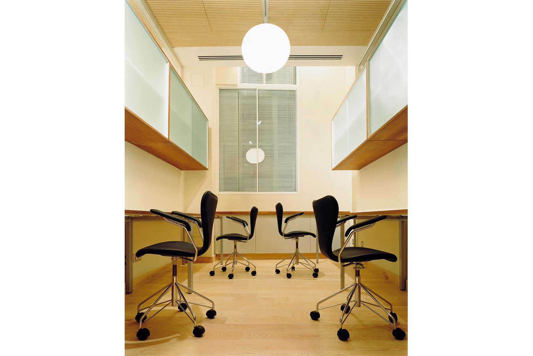 Américain Cendrier coloré Arne Jacobsen Modèle 3217 en vente