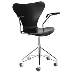 Arne Jacobsen Modell 3217, farbige Esche