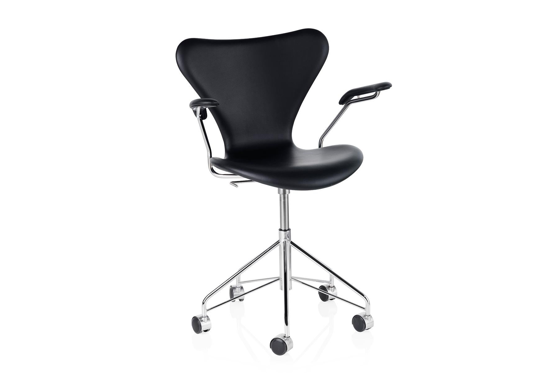 Entdecken Sie den kultigen Stuhl der Serie 7 mit einem funktionalen Drehfuß und einer gepolsterten Vorderseite für ein schönes und komfortables Ergebnis. Der vierbeinige, stapelbare Stuhl stellt die Krönung der Laminiertechnik dar. Der Visionär Arne