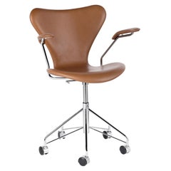 Arne Jacobsen - Modèle 3217 - Tapissé sur le devant