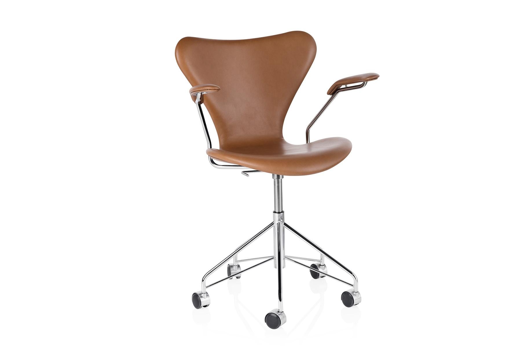 Entdecken Sie den kultigen Stuhl der Serie 7 mit funktionellem Drehfuß und voll gepolstert für ein schönes und komfortables Ergebnis. Der vierbeinige, stapelbare Stuhl stellt die Krönung der Laminiertechnik dar. Der Visionär Arne Jacobsen nutzte die