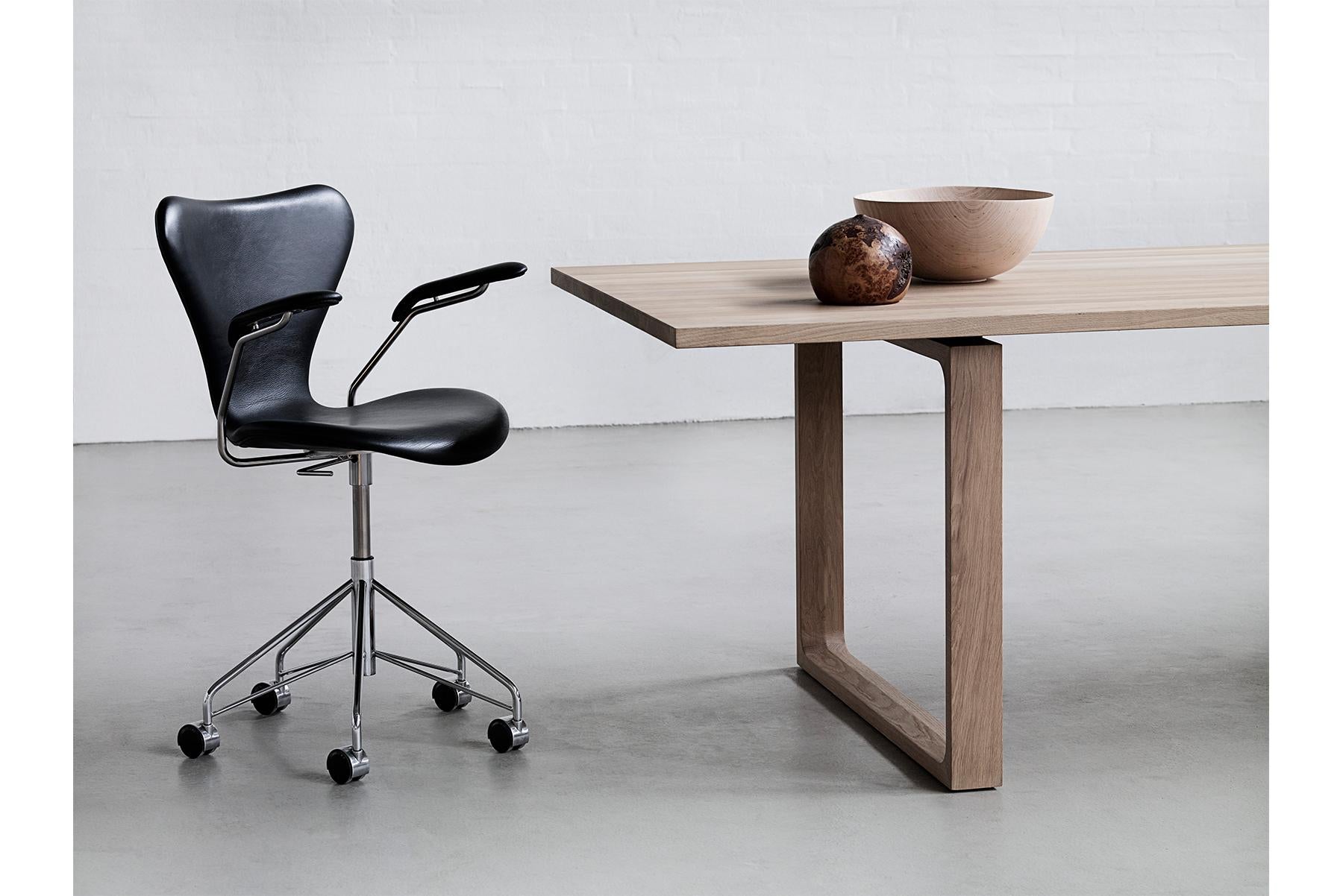 Mid-Century Modern Arne Jacobsen Model 3217 Fully Upholstered For Sale