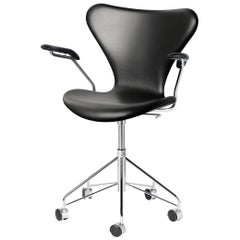 Modell 3217 von Arne Jacobsen, voll gepolstert