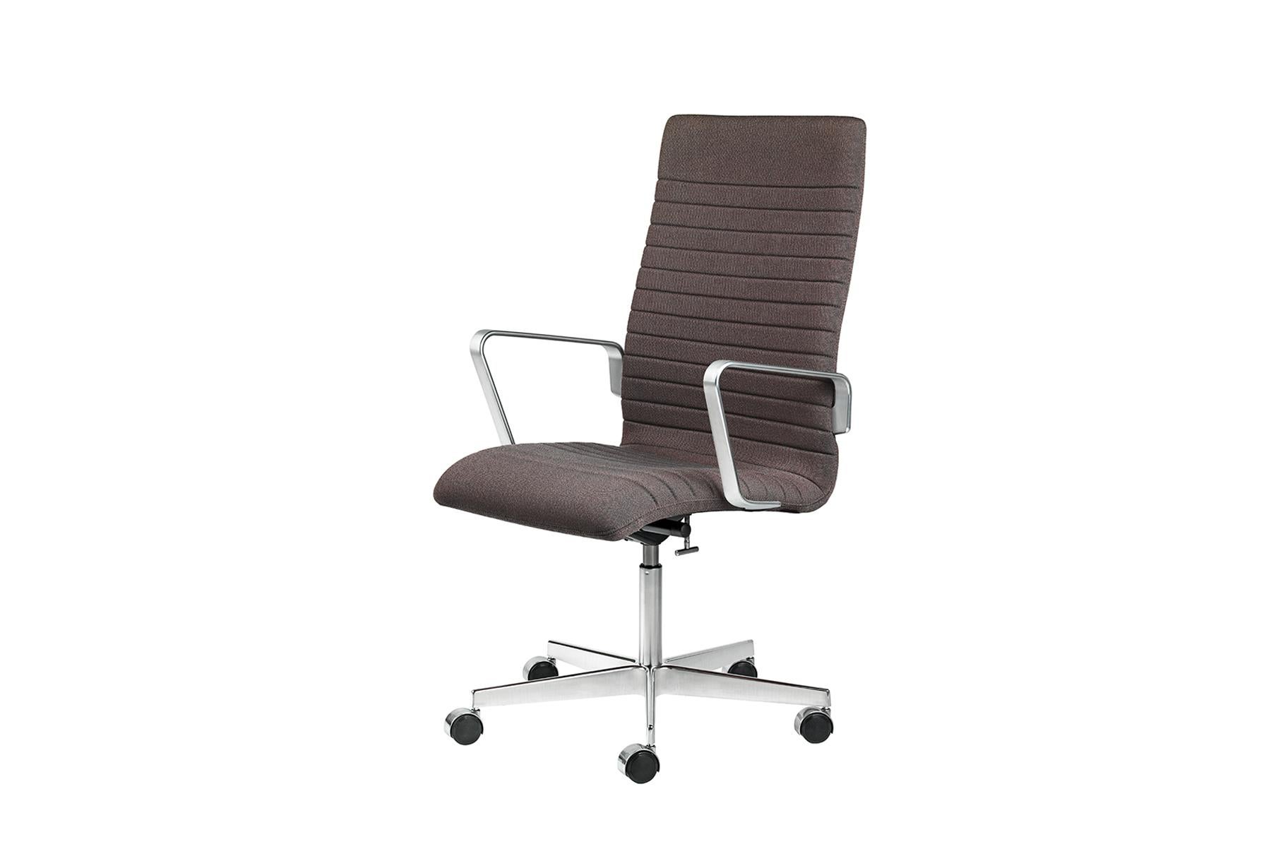 Do you demand comfort from your home office? Then you need to experience the Oxford™ Premium. The name reveals an immaculate design, where a broader seat with underplayed stitching, a more robust foam layer and a new colour palette unify quality and