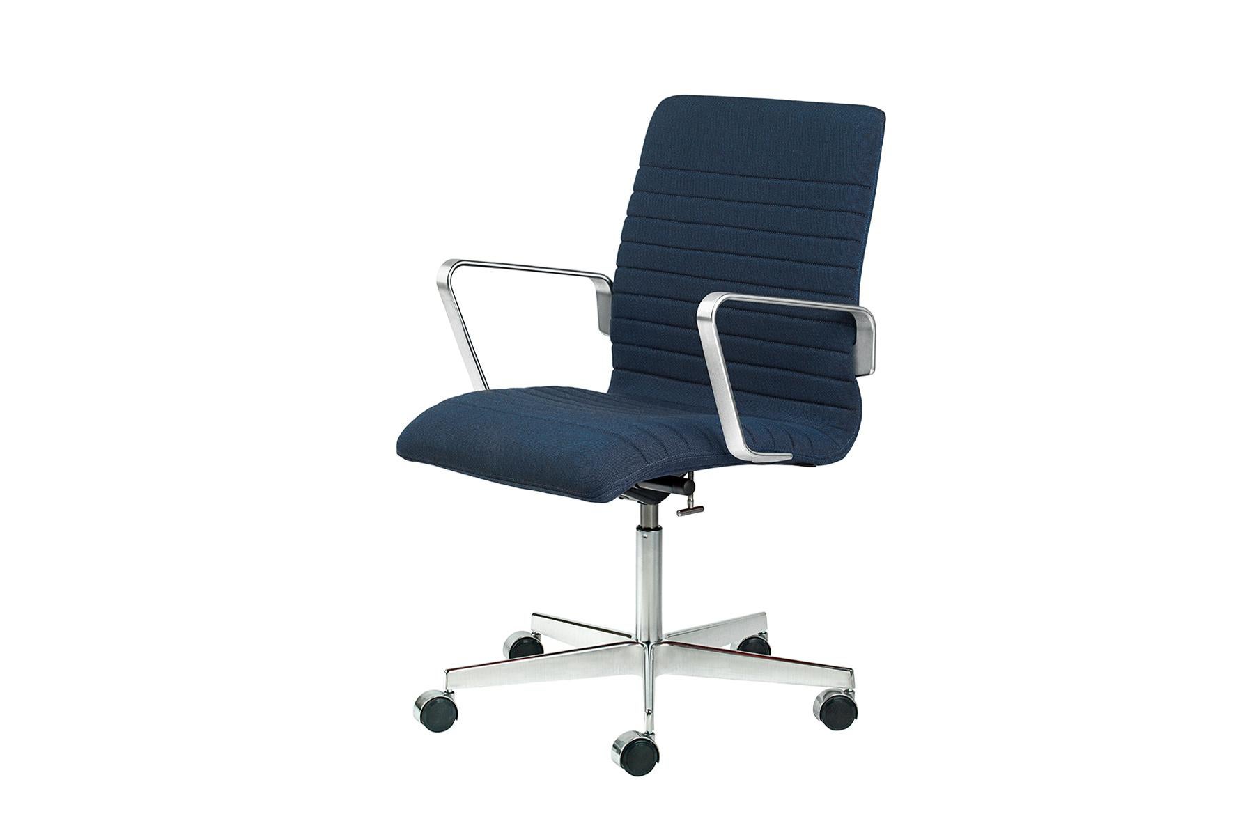 Do you demand comfort from your home office? Then you need to experience the Oxford Premium. The name reveals an immaculate design, where a broader seat with underplayed stitching, a more robust foam layer and a new colour palette unify quality and