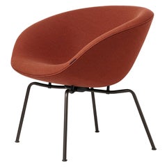 Fauteuil en tissu Pot d'Arne Jacobsen modèle 3318