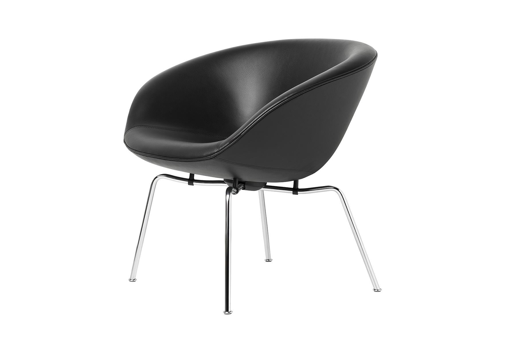 In 1959 Arne Jacobsen created Gryden, in English meaning the Pot, a light take on an embracive lounge chair and originally designed for the SAS Royal Hotel in Copenhagen. The shape is the same as the original design from 1959, the seat and materials