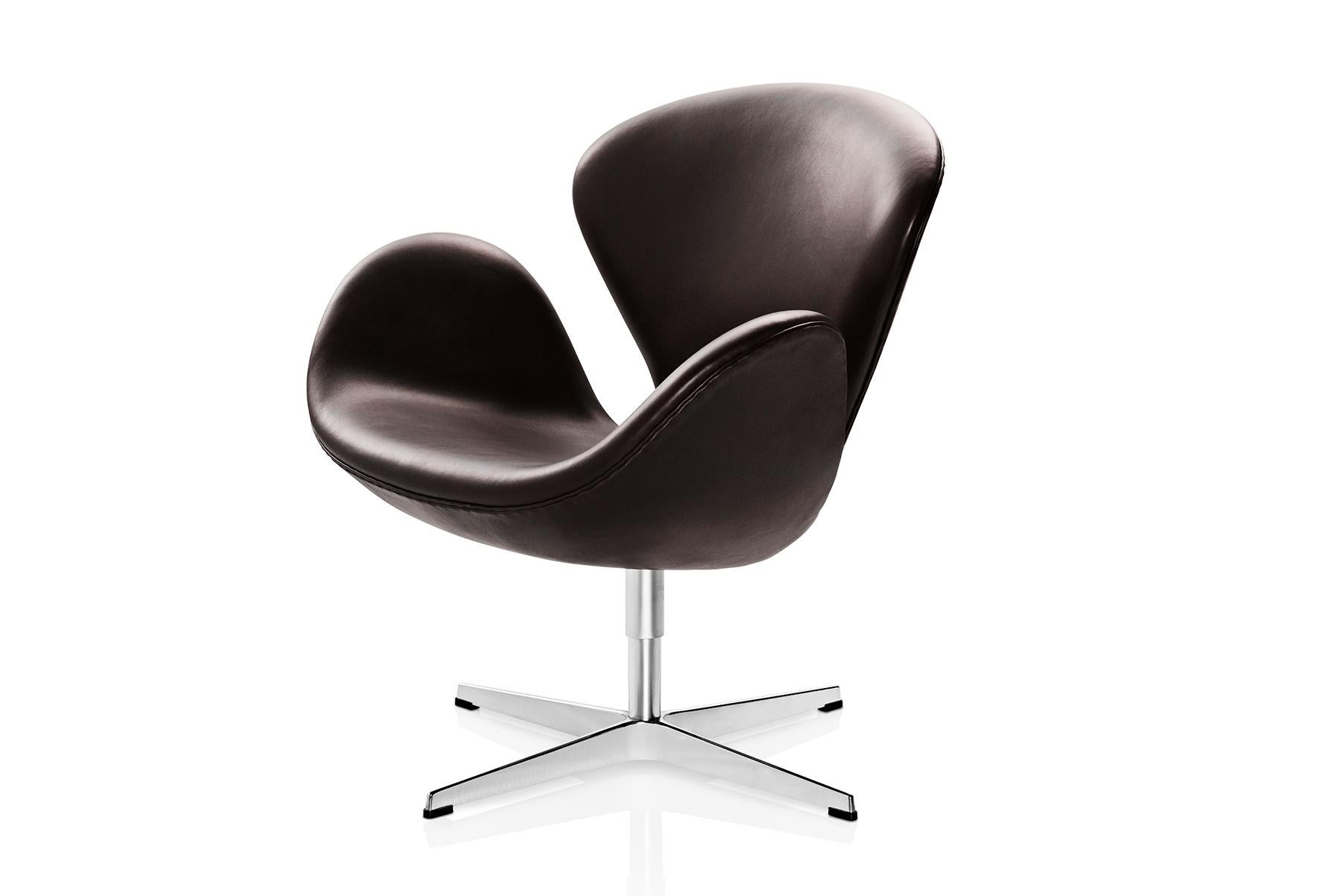 Arne Jacobsen a conçu le cygne ainsi que l'œuf pour le hall d'entrée et le salon de l'hôtel SAS Royal de Copenhague, en 1958. À l'époque, le Swan était une chaise technologiquement innovante : Pas de lignes droites, que des courbes. Tombez amoureux