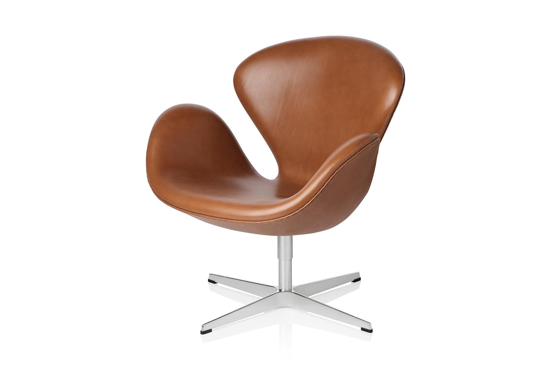 Arne Jacobsen Model 3320 Swan Leather In New Condition For Sale In Berkeley, CA