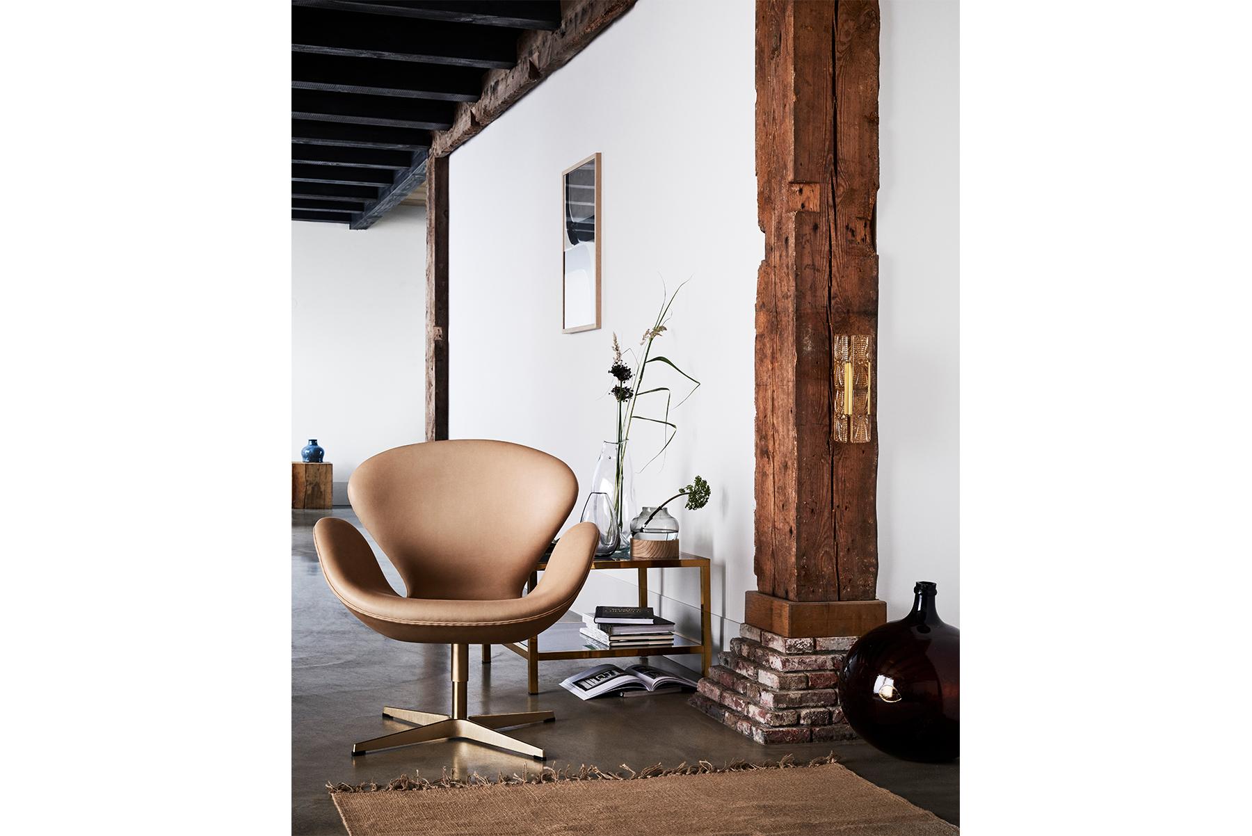 Oak Arne Jacobsen Model 3320 Swan Leather For Sale