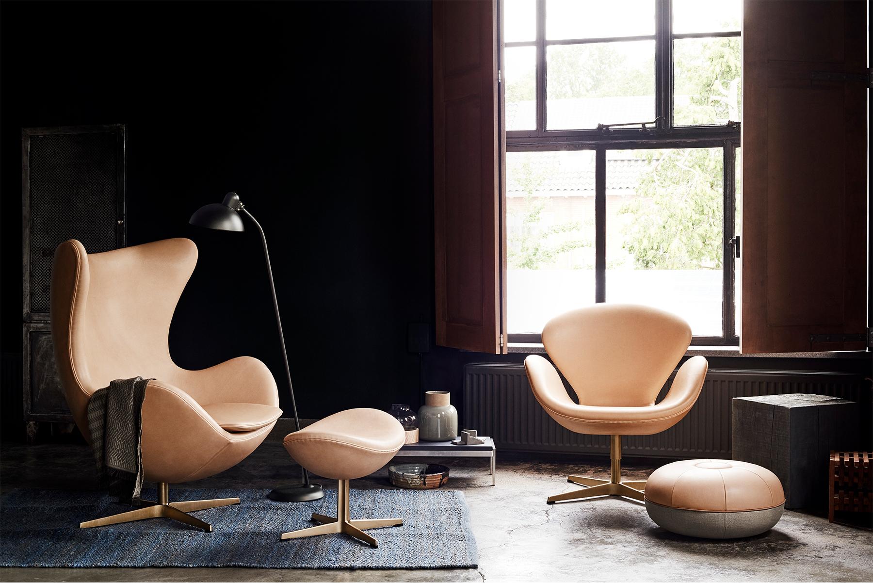 Arne Jacobsen Model 3320 Swan Leather For Sale 1
