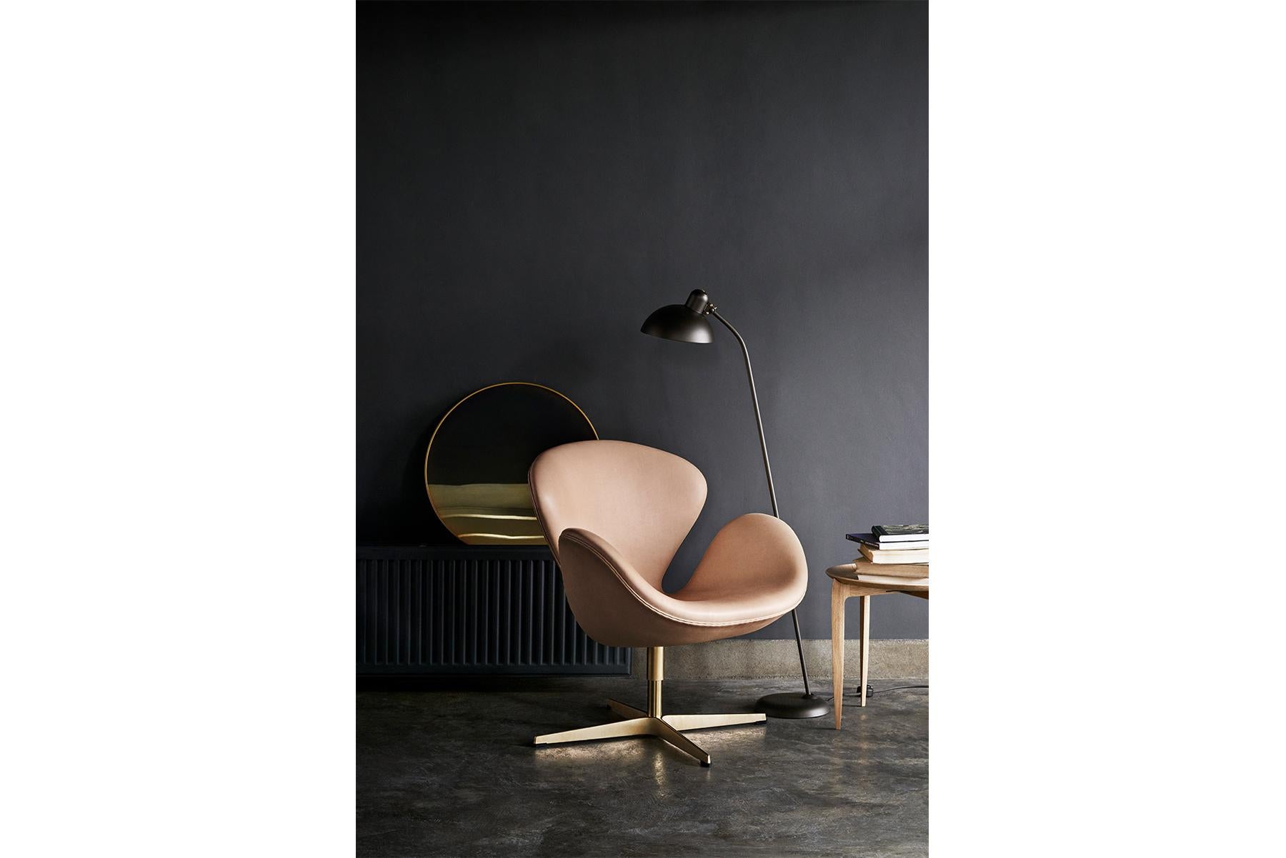 Arne Jacobsen Model 3320 Swan Leather For Sale 2