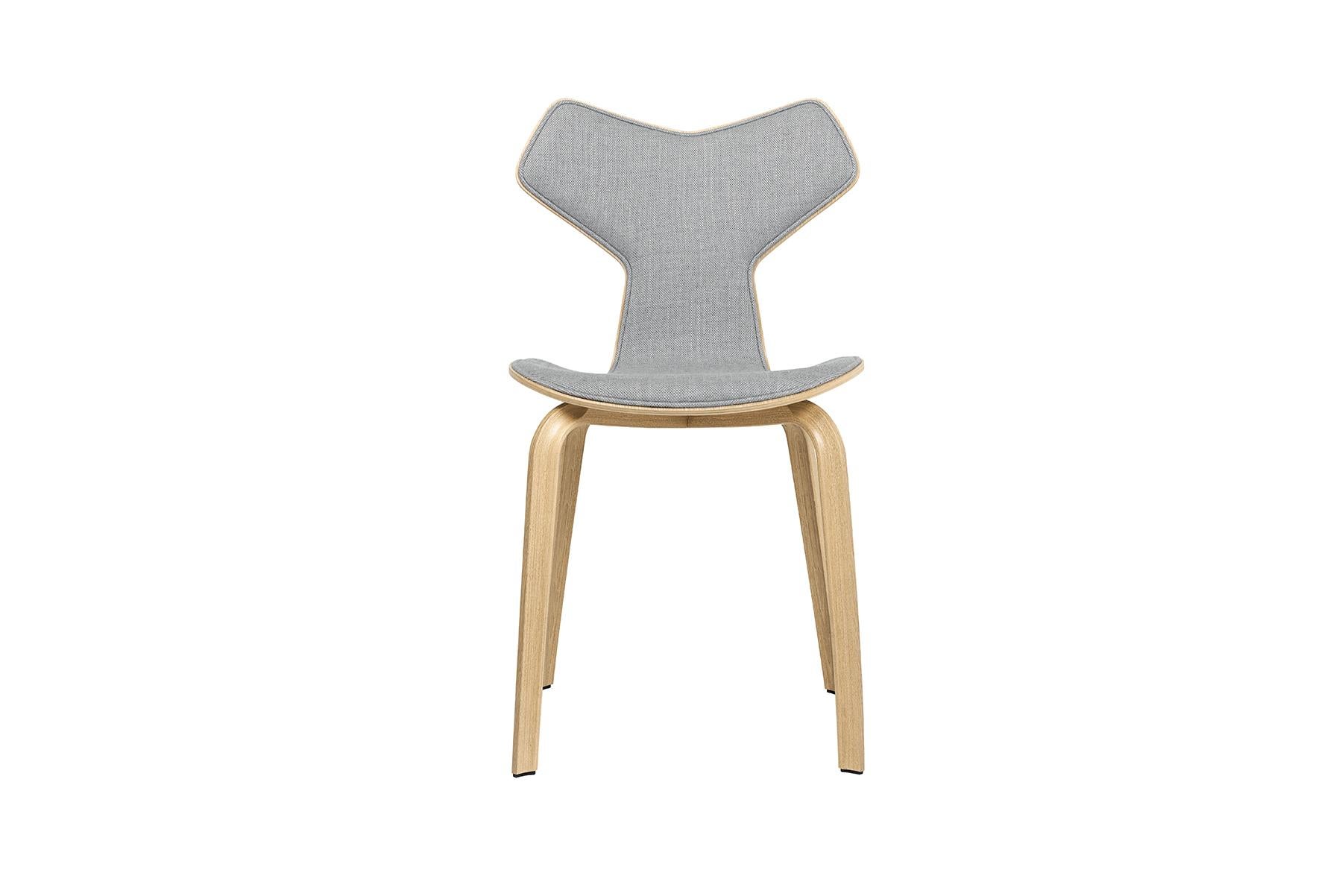 La chaise Grand Prix a été conçue par l'architecte et designer danois Arne Jacobsen en 1957 et a été présentée pour la première fois lors de l'exposition de printemps de l'artisanat et du design mobilier danois. La chaise a été présentée à l'origine