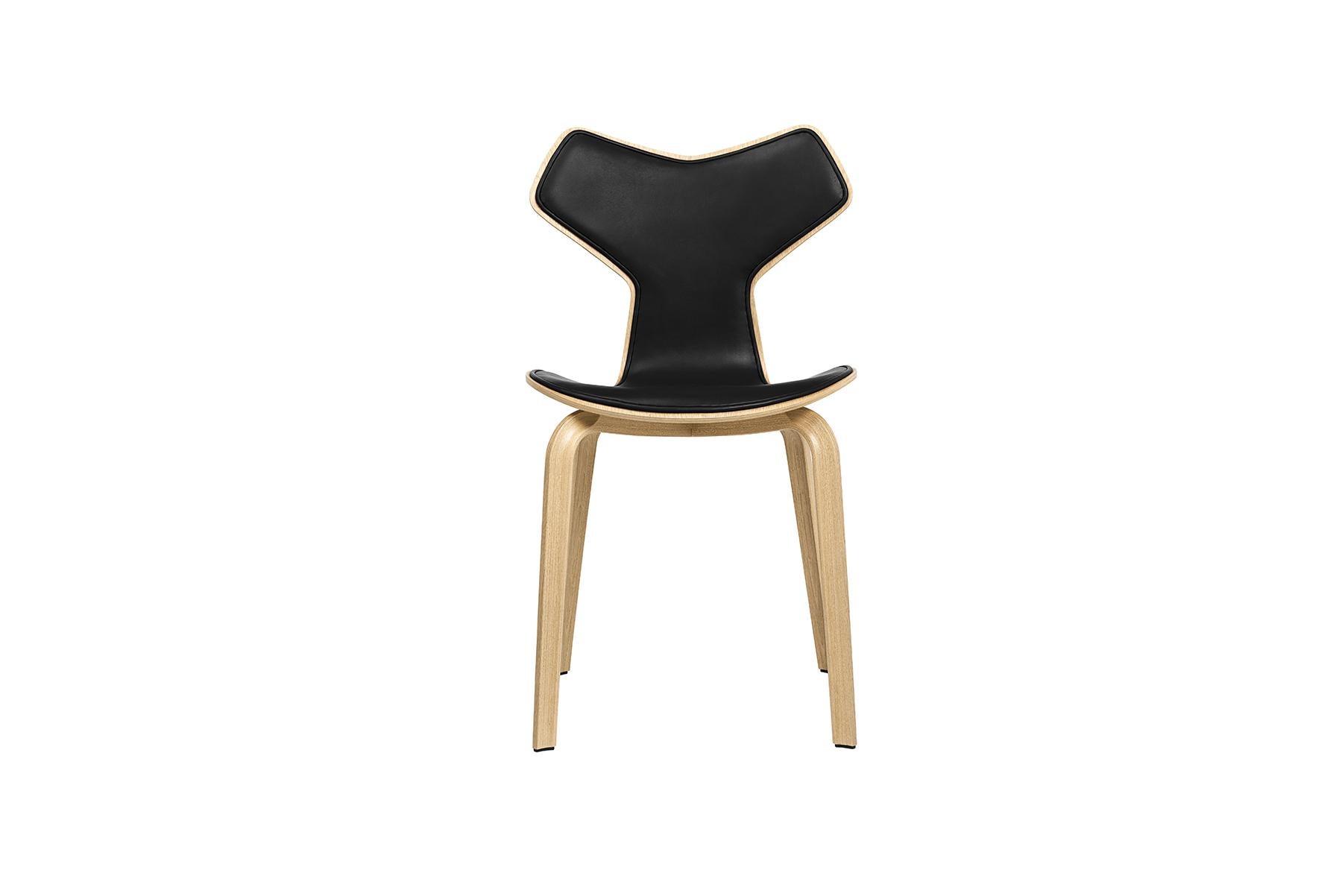 La chaise Grand Prix a été conçue par l'architecte et designer danois Arne Jacobsen en 1957 et a été présentée pour la première fois lors de l'exposition de printemps de l'artisanat et du design mobilier danois. La chaise a été présentée à l'origine