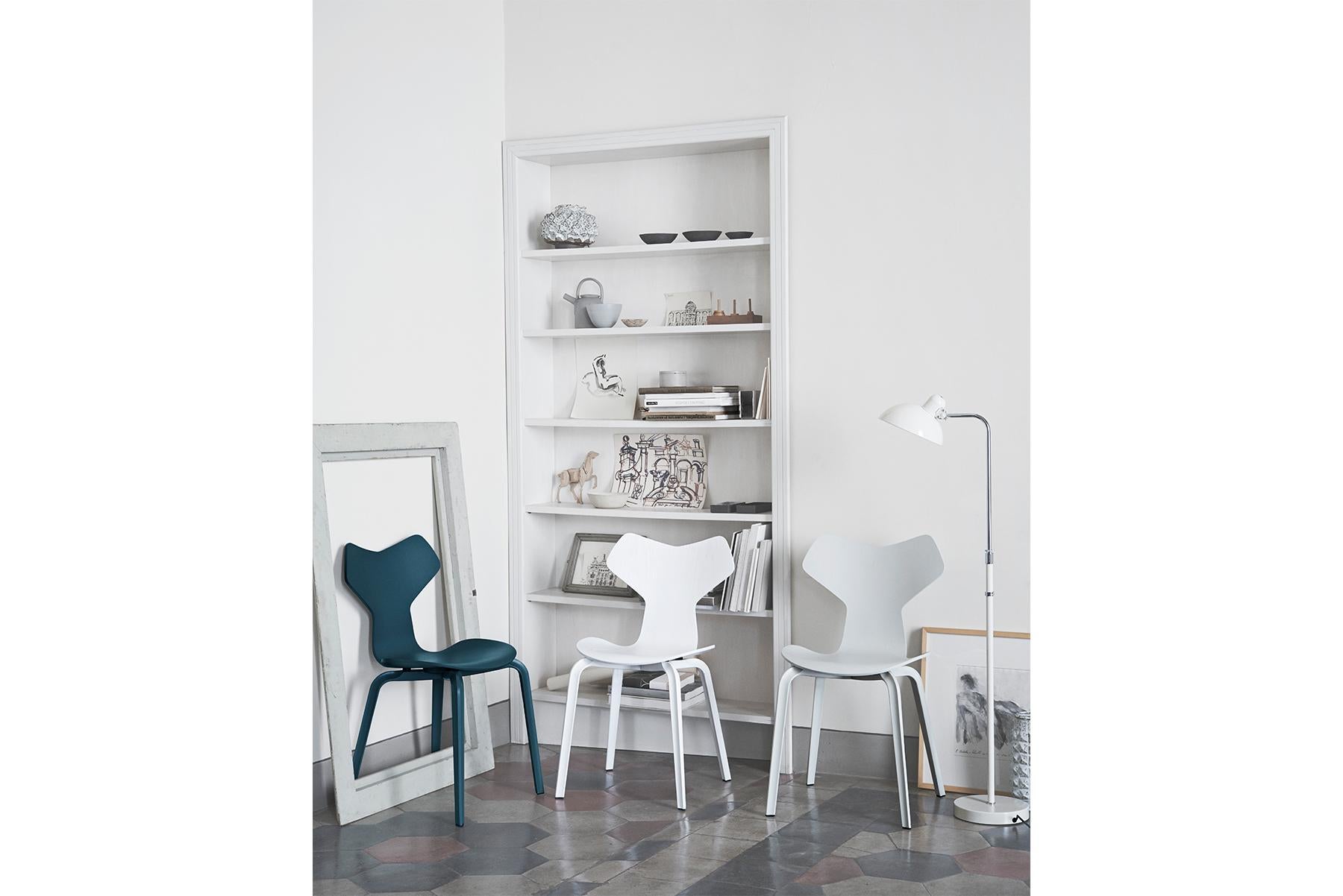 Chêne Arne Jacobsen - Modèle 4130 Grand Prix en vente