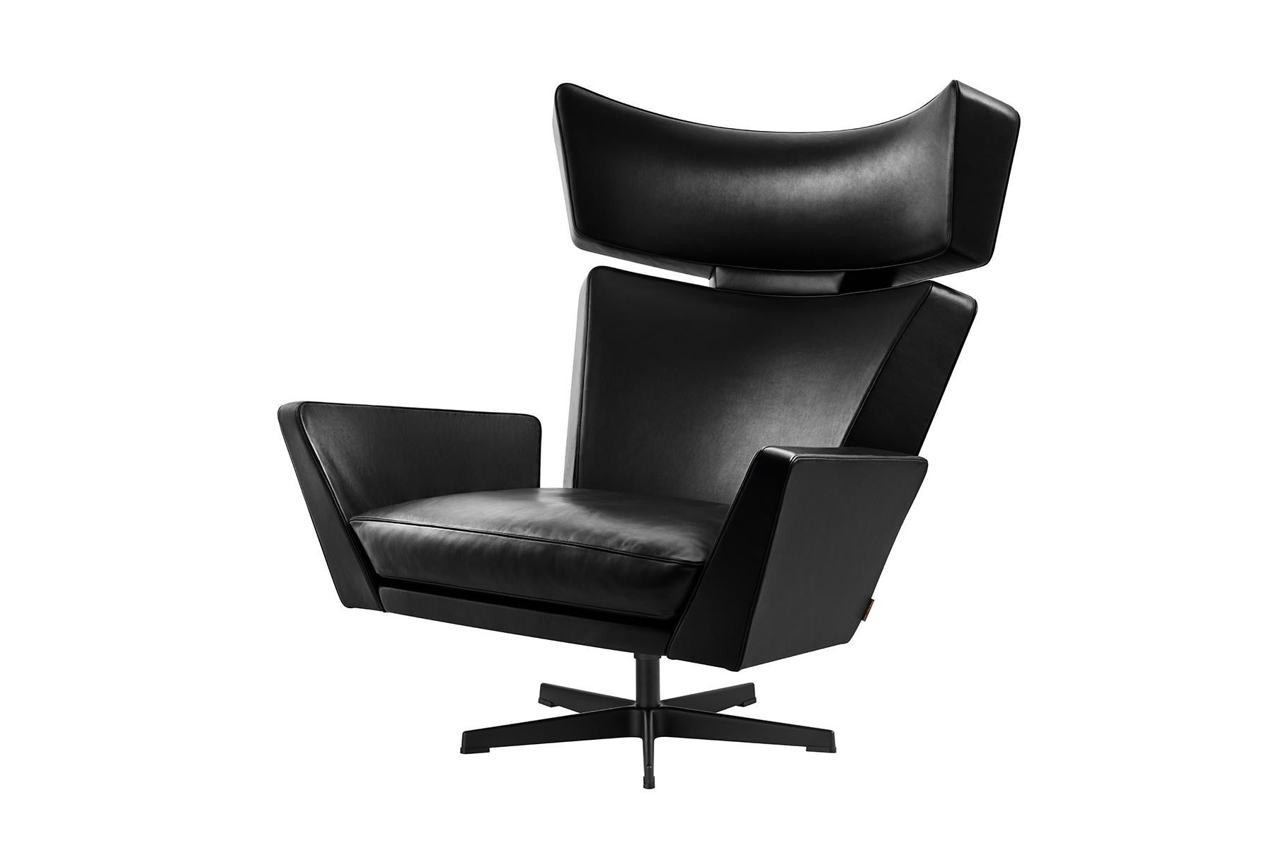 Il a fallu à Arne Jacobsen pas moins de cinq ans pour développer le design d'Oksen. Contrairement à nombre de ses pièces antérieures, caractérisées par des formes arrondies et organiques, ce fauteuil présente un contour beaucoup plus net. Arne