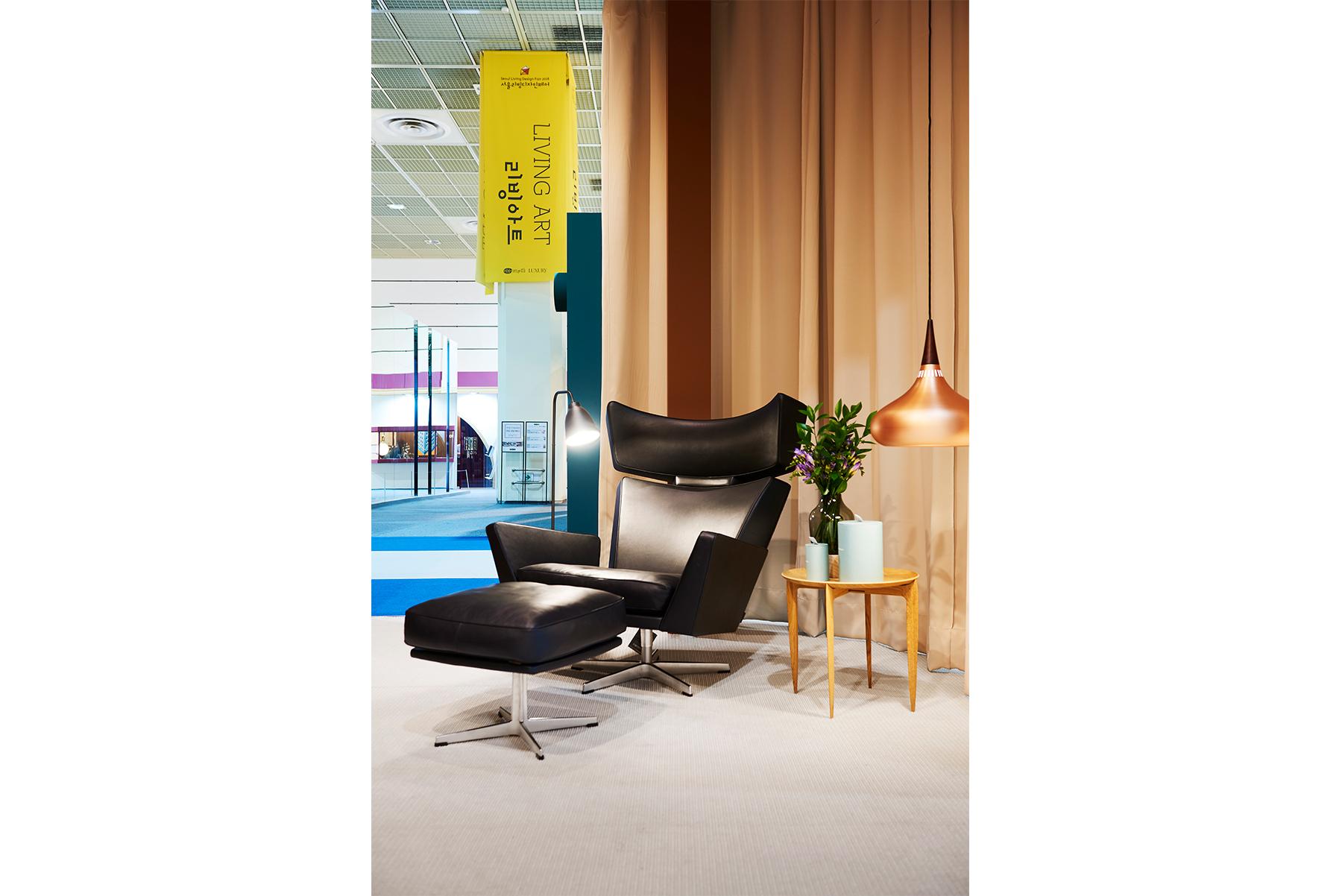 Contemporary Arne Jacobsen Model 4210 Oksen Footstool For Sale