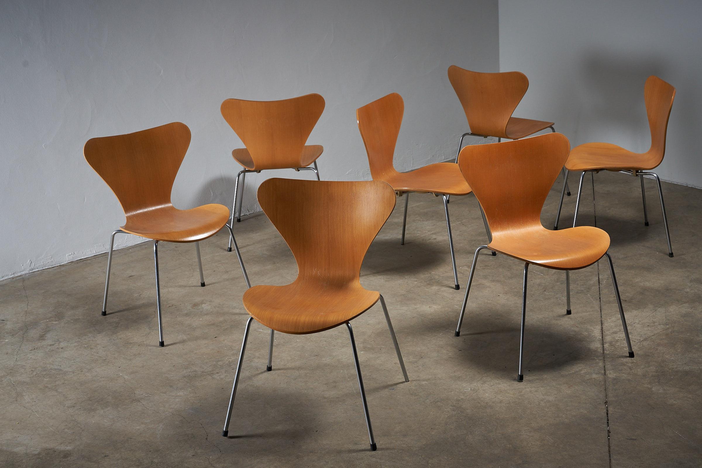 Arne Jacobsen Modell 7 Vintage Stühle für Fritz Hanssen, 12+ Pieces im Angebot 3