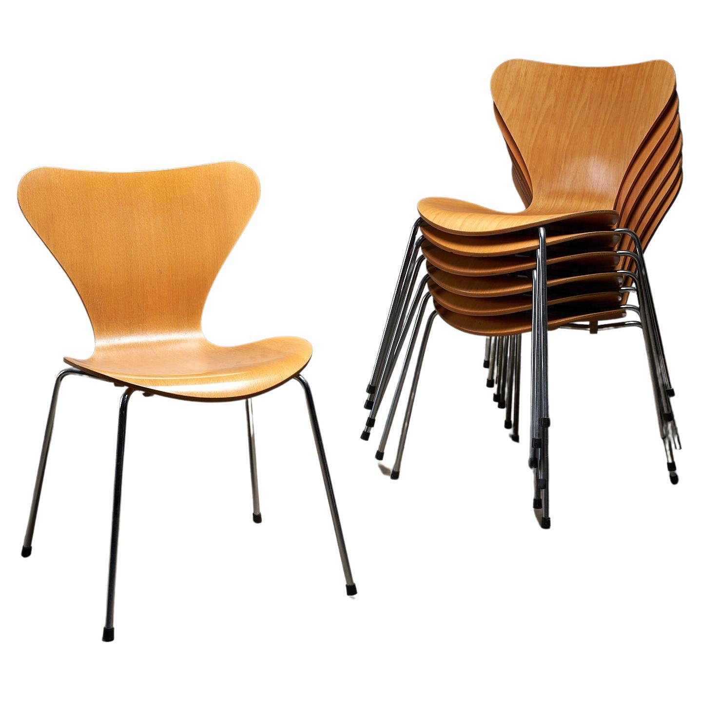 Introducing the iconic Series 7 chairs by Arne Jacobsen for Fritz Hansen. These Scandinavian Modern masterpieces exude timeless elegance, making them perfect for dining or office use. With 12 pieces available, elevate your space with these classic