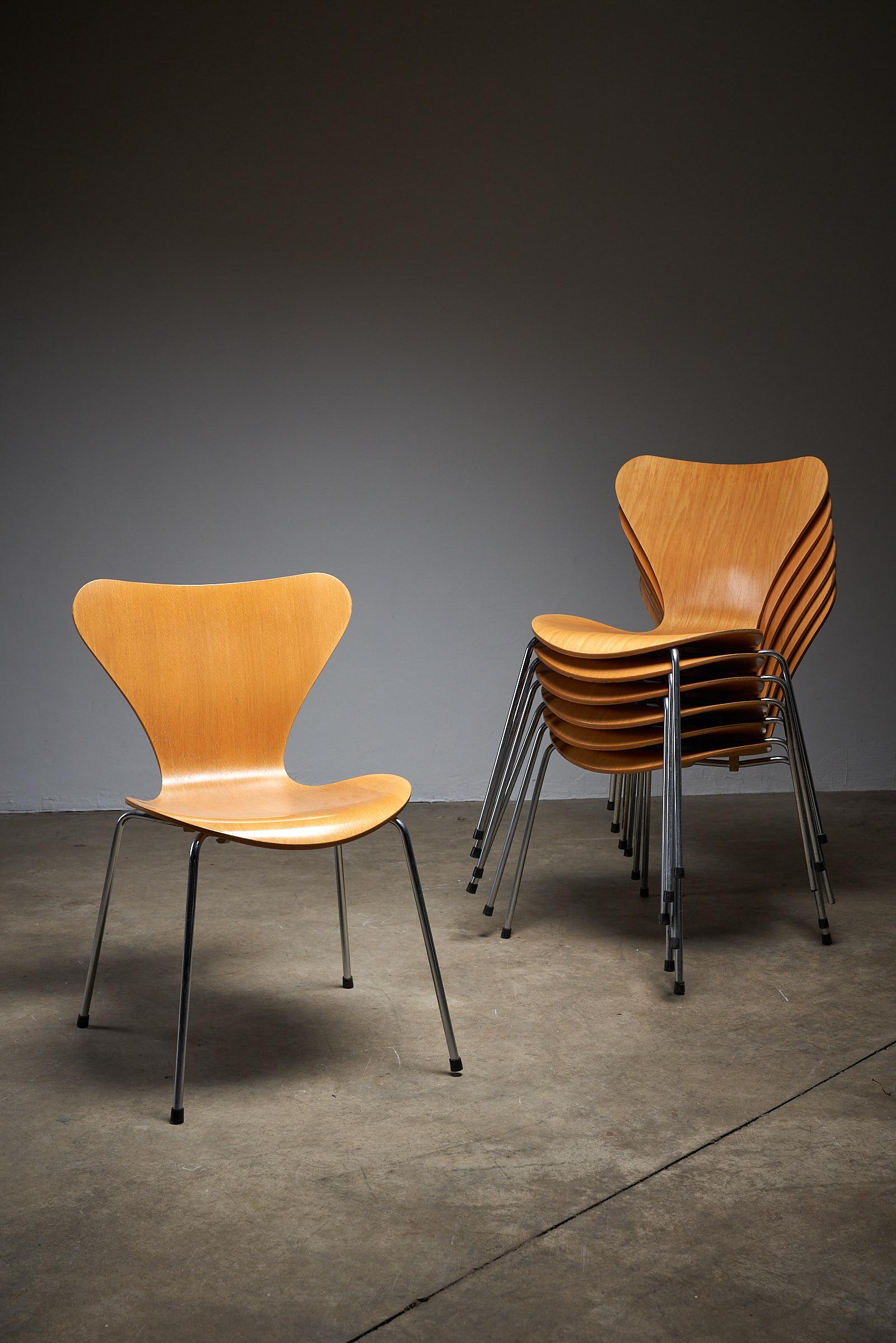Arne Jacobsen Modell 7 Vintage Stühle für Fritz Hanssen, 12+ Pieces (Moderne der Mitte des Jahrhunderts) im Angebot