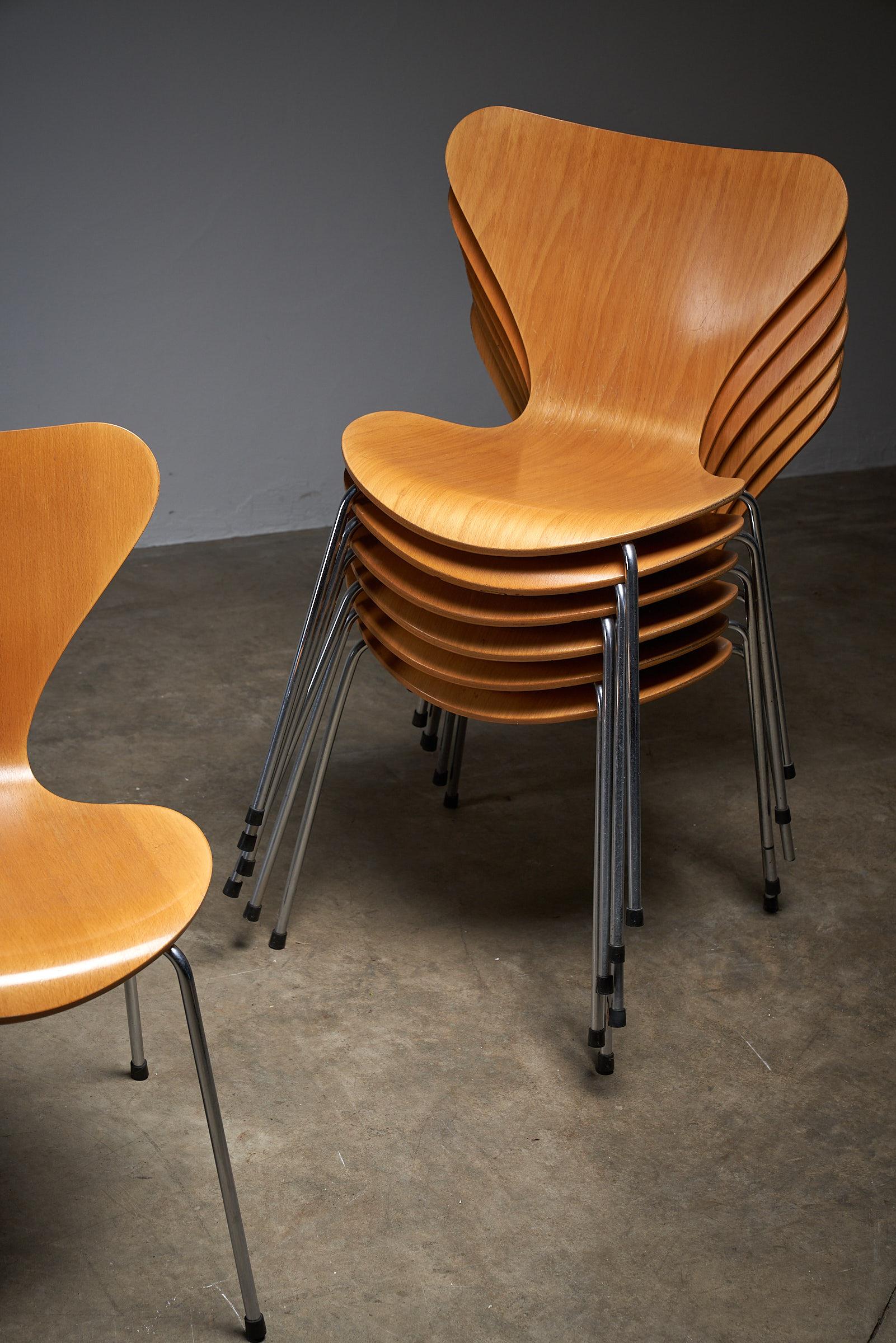 Fait main Arne Jacobsen Model 7 Vintage Chairs for Fritz Jacobsen, 12+ pieces en vente