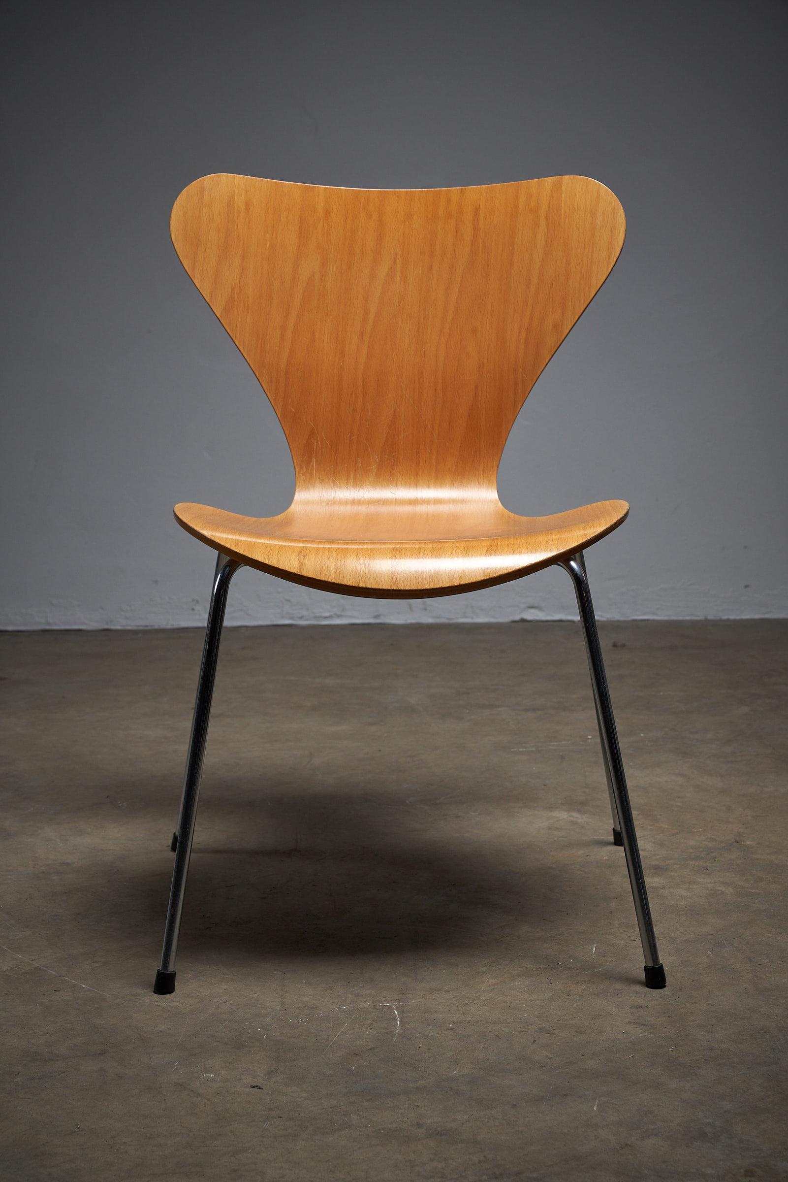Hand-Crafted Arne Jacobsen Model 7 Vintage Chairs for Fritz Hanssen, 12+ pieces For Sale