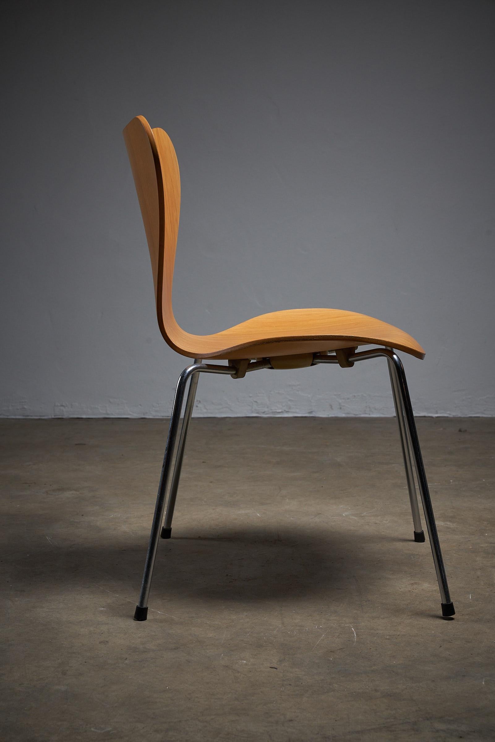 Arne Jacobsen Modell 7 Vintage Stühle für Fritz Hanssen, 12+ Pieces (Mitte des 20. Jahrhunderts) im Angebot