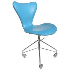 Arne Jacobsen Office Chair Model 3117 by Fritz Hansen in Denmark