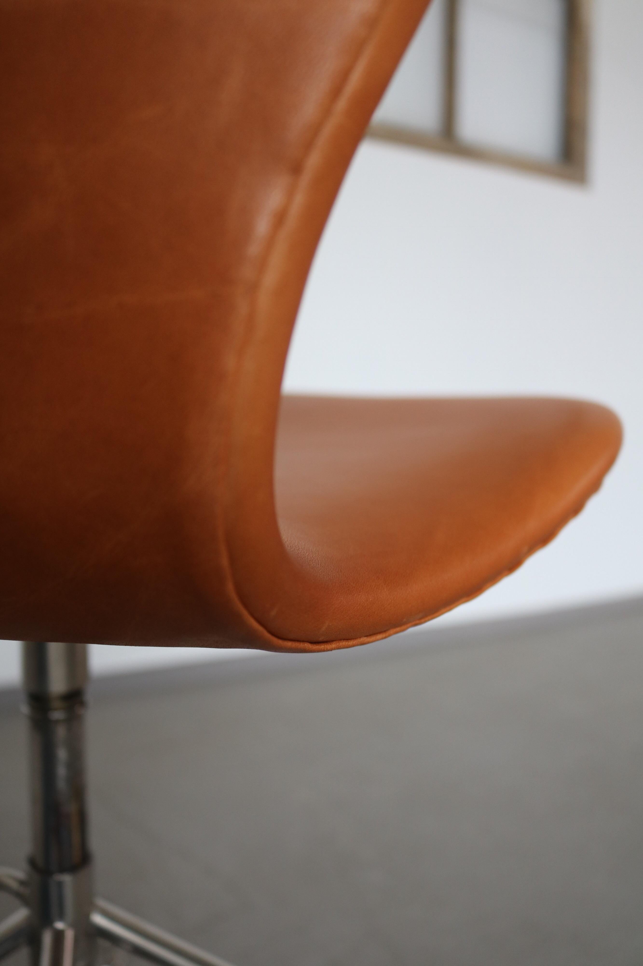 Arne Jacobsen Office Chair Model 3117 Cognac Leather by Fritz Hansen in Denmark 3